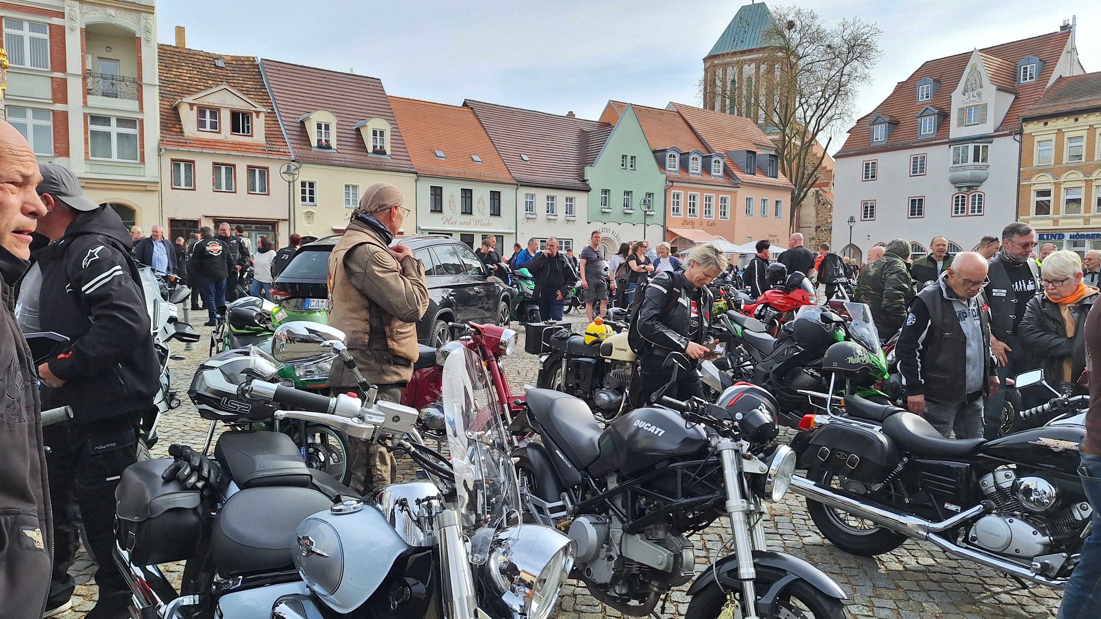 Starker Auftakt der Motorradsaison 2024 in Senftenberg