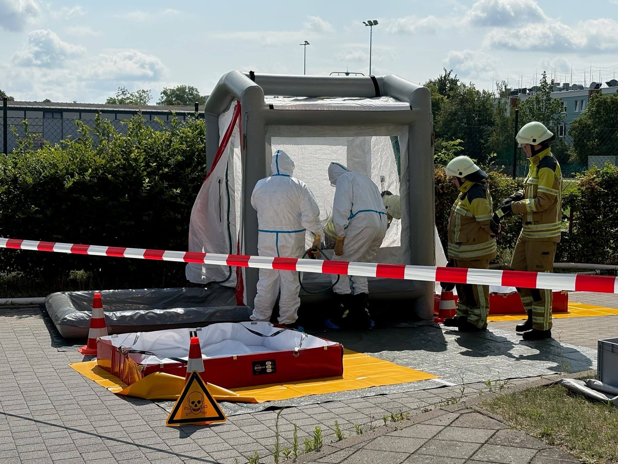 Feuerwehr trainiert Gefahrstoff- und Wasserrettungseinsatz in Cottbus/Chóśebuz
