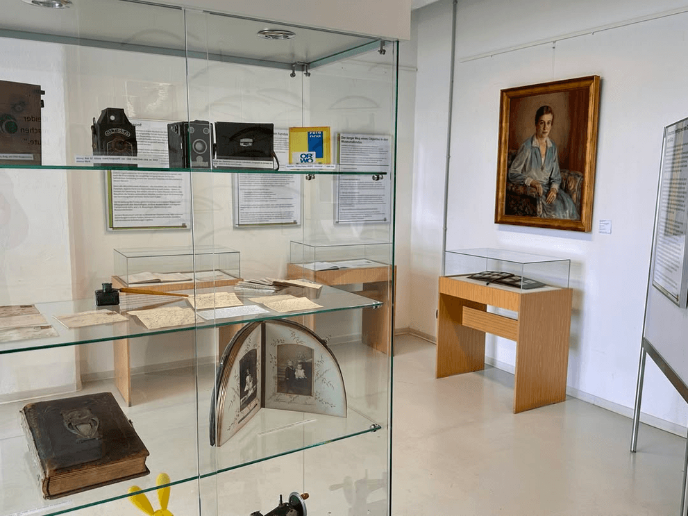 Blick in die Ausstellung zum Museumsfundus mit ausgestellten Objekten.