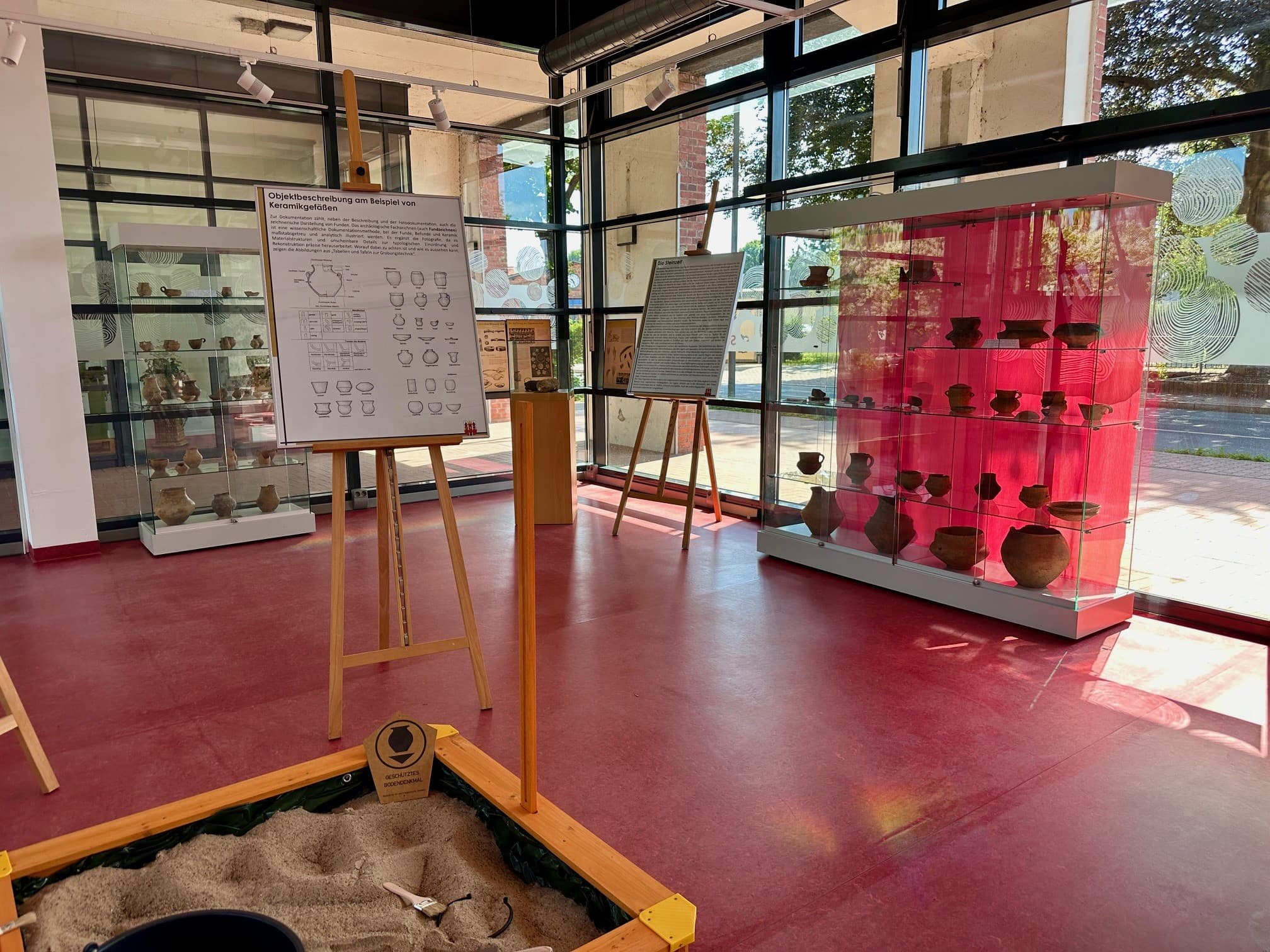 Blick in die Sonderausstellung zum Thema Archäologie und Bodendenkmalschutz im Stadt- und Industriemuseum Guben.