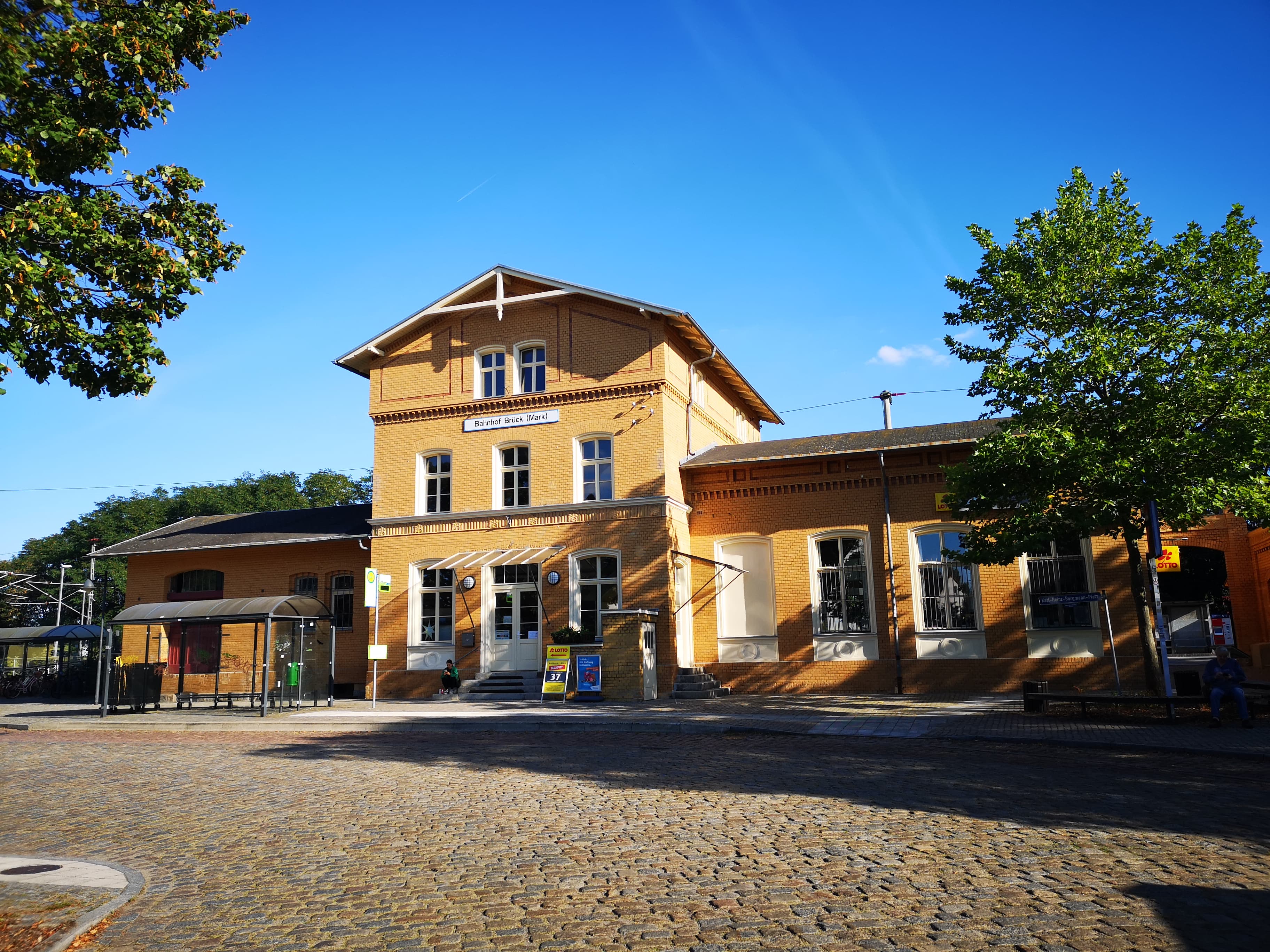 Denkmalgerechte Sanierung des Bahnhofs Brück: Neue Angebote im historischen Gebäude