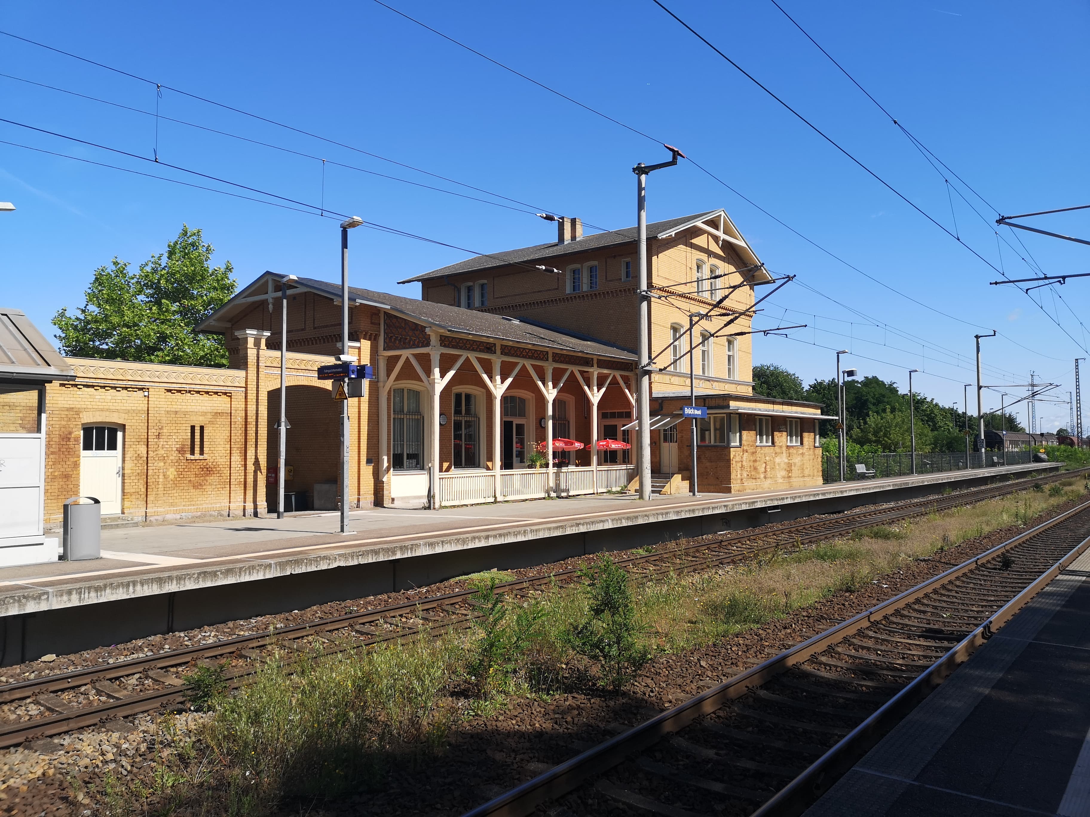 Denkmalgerechte Sanierung des Bahnhofs Brück: Neue Angebote im historischen Gebäude