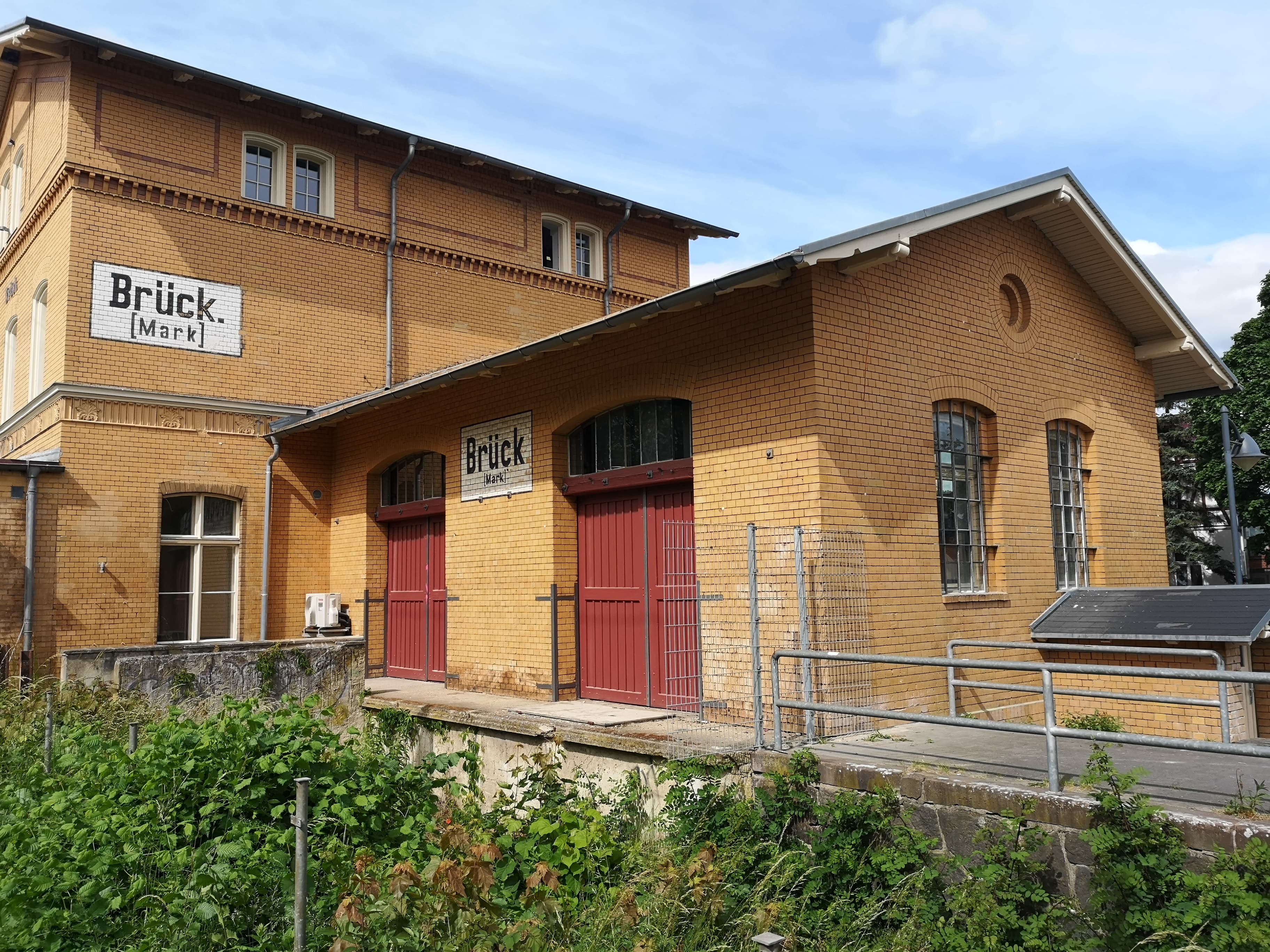Denkmalgerechte Sanierung des Bahnhofs Brück: Neue Angebote im historischen Gebäude