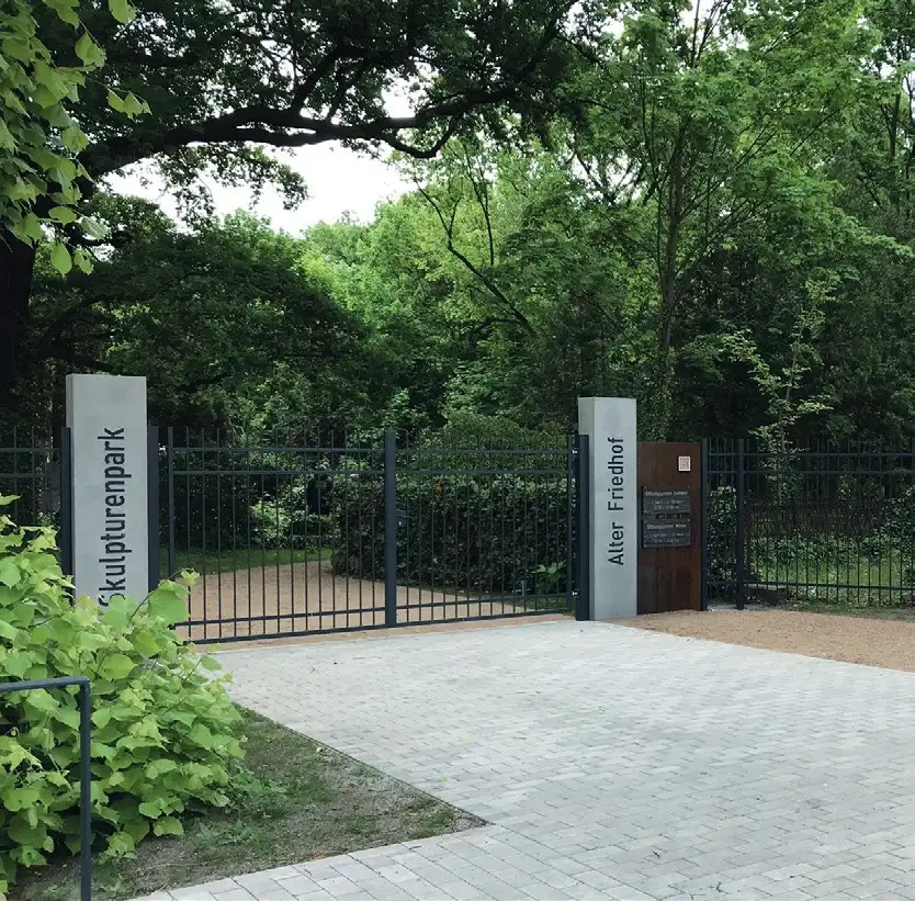 Plakat „Tag der offenen Tür“ im Skulpturenpark Alter Friedhof mit stündlichen Führungen und Treffpunkt am 27. September von 10 bis 14 Uhr.