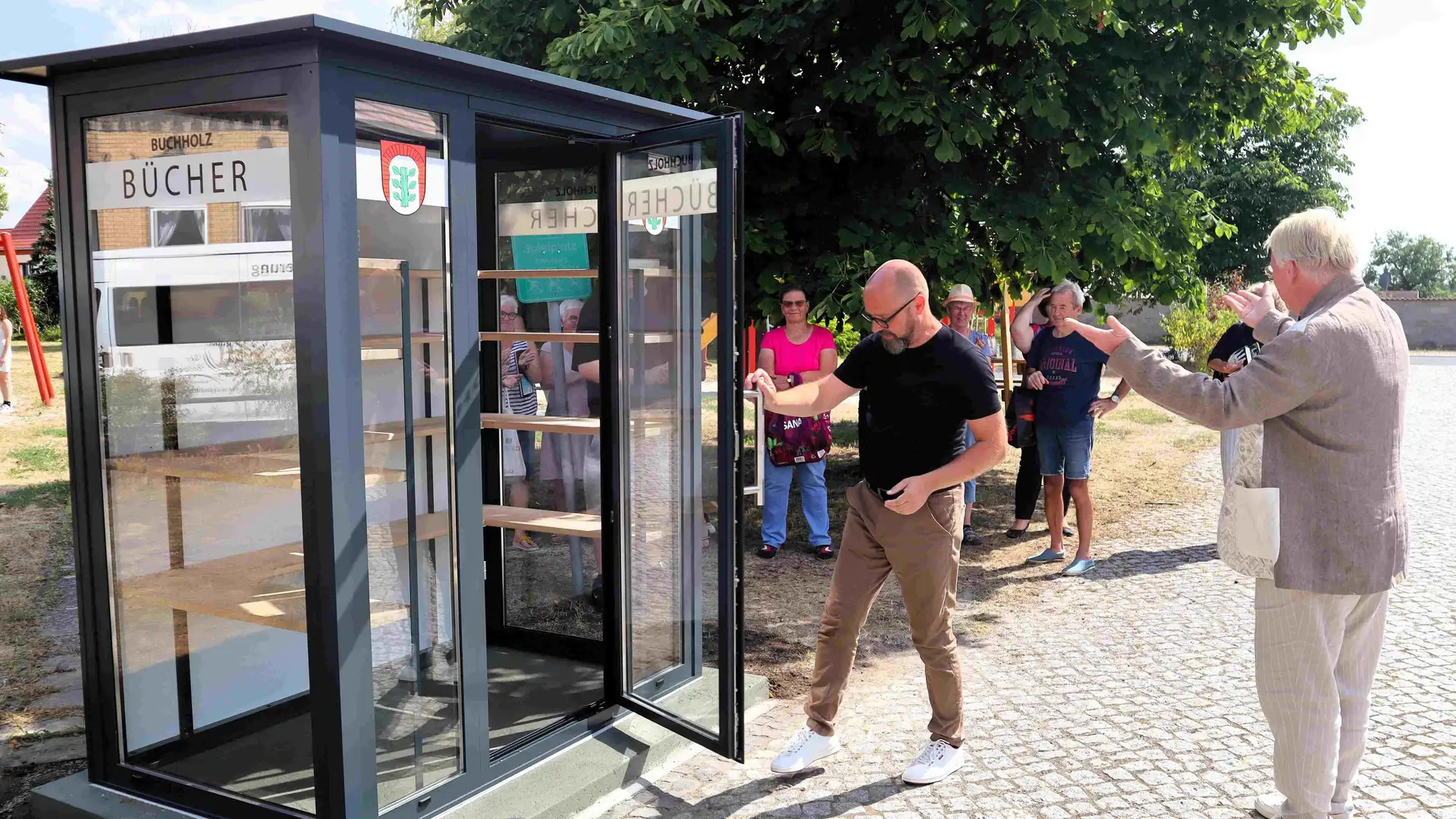 Neues Bücherhäuschen belebt Buchholz