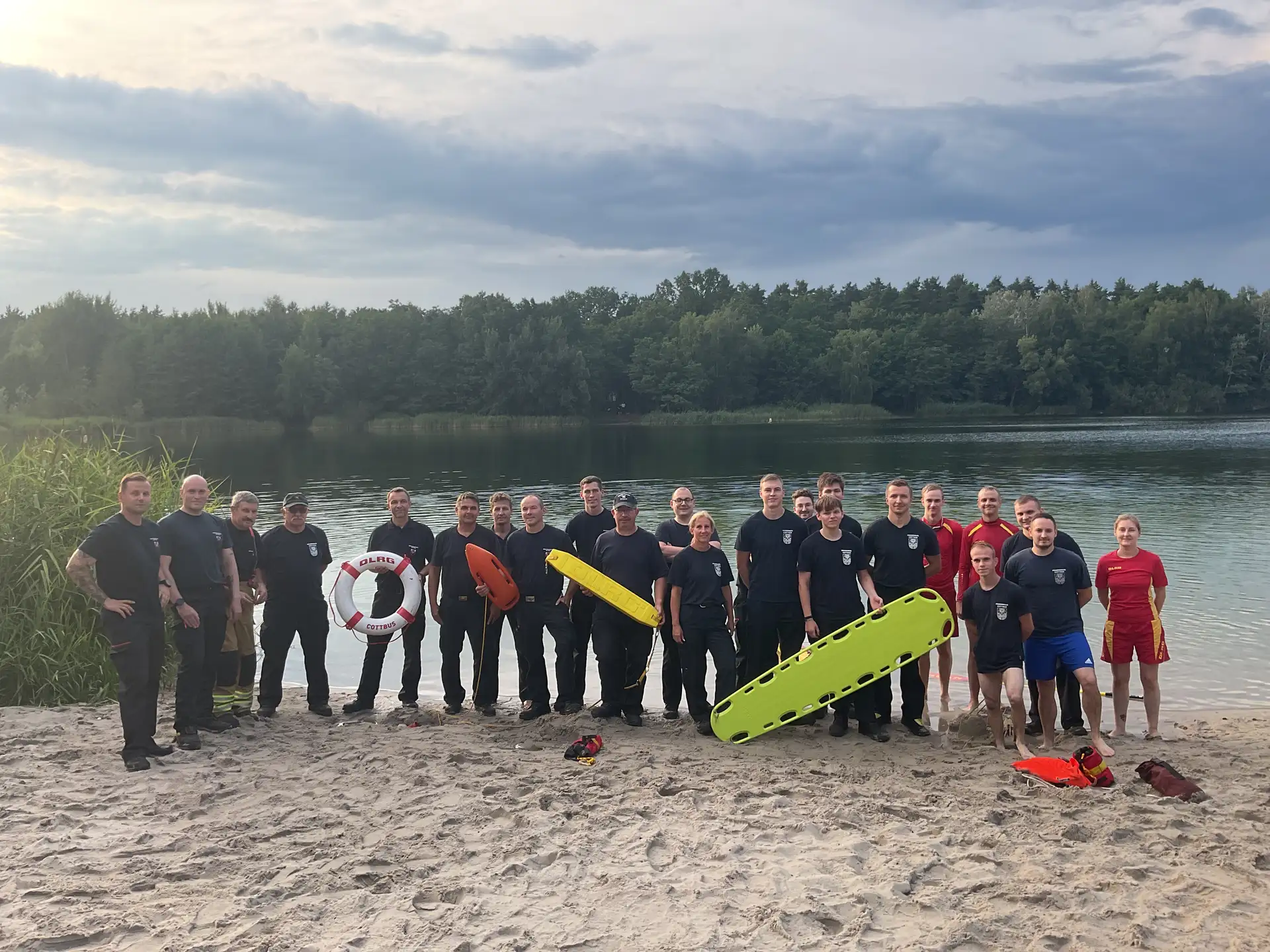 Feuerwehr trainiert Gefahrstoff- und Wasserrettungseinsatz in Cottbus/Chóśebuz