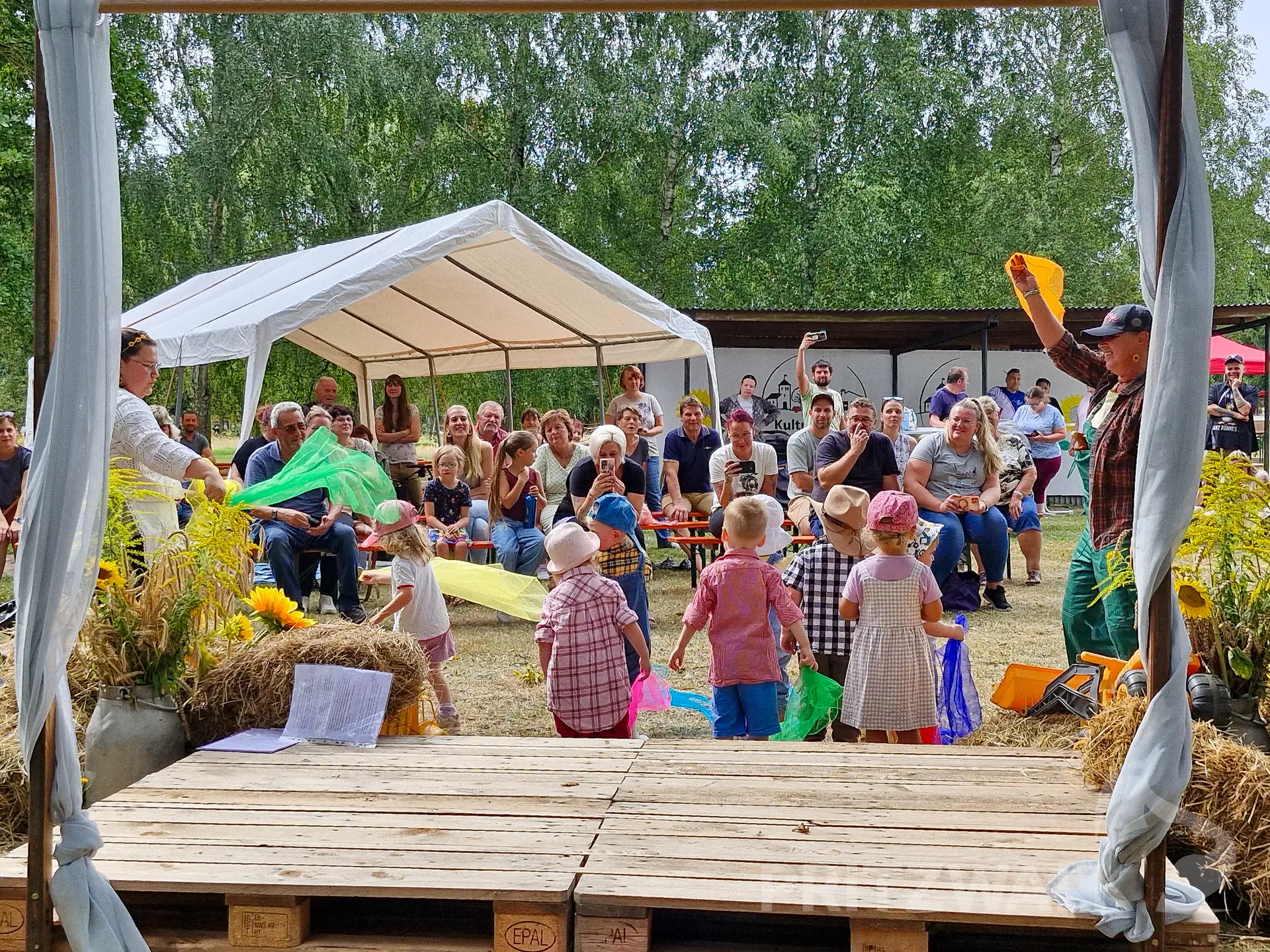 Mit einem bunten Programm eröffneten die Kinder und Erzieherinnen der Kita Sonnenblume in Sadenbeck das Fest zum 60. Ge- burtstag der Kita.