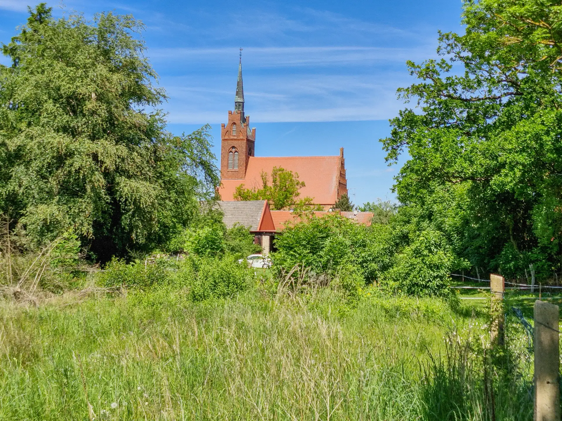 Rings um die Wallfahrtskirche in Alt Krüssow wird am 29. August 2026 das diesjährige Dorffest gefeiert.