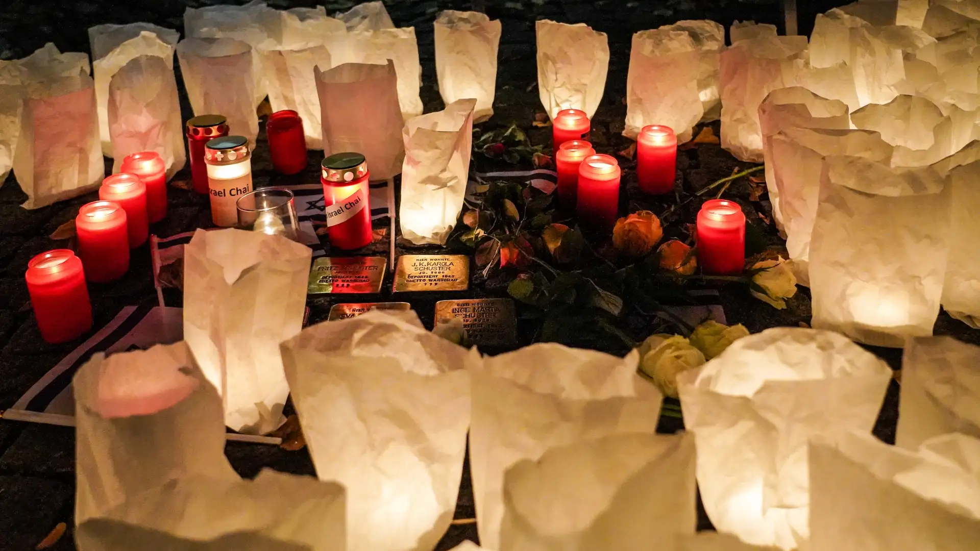 Mehrere im Boden eingelassene Stolpersteine als Erinnerungsorte im Stadtgebiet.