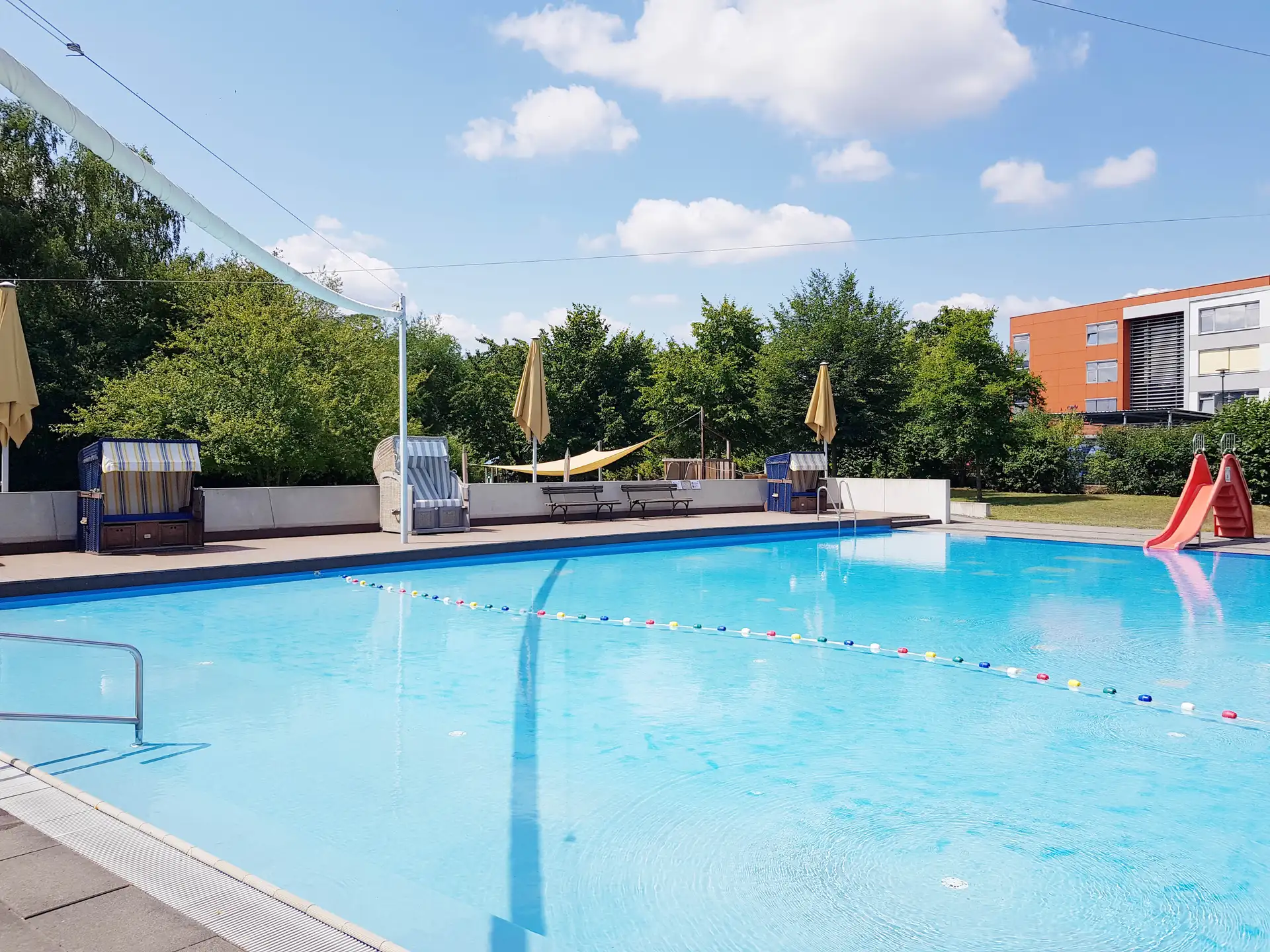 Planschfläche mit Wasser in einem Freibad.