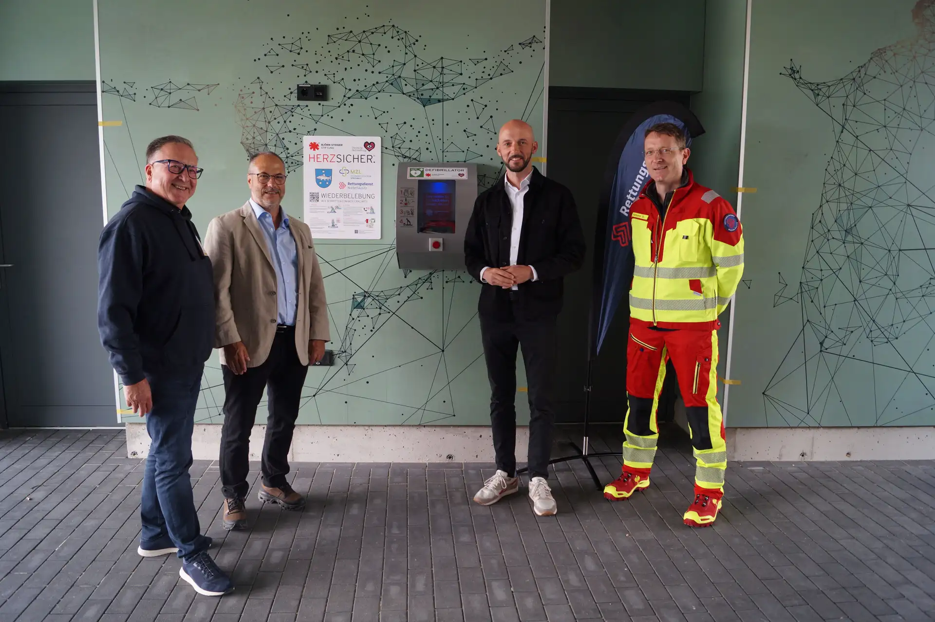 Bürgermeister Helmut Wenzel hat gemeinsam mit dem Ärztlichen Direktor der Sana Kliniken Niederlausitz Volkmar Hanisch und dem Geschäftsführer des Rettungsdienstes Niederlausitz Tom Lehnert (v.l.) den neuen Defibrillator am Spreewald Stadion in Betrieb genommen.