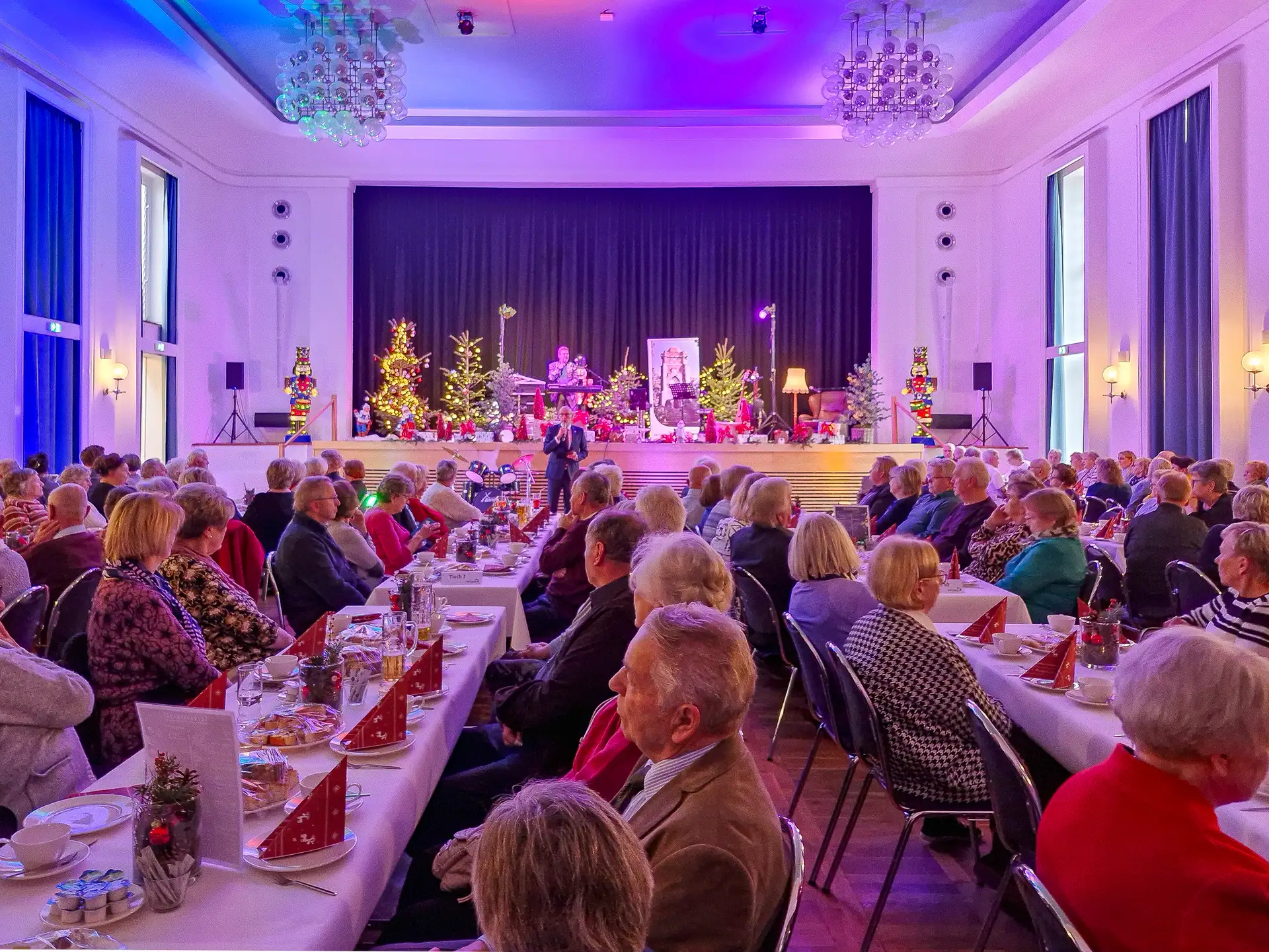 Die Kinder der Horteinrichtungen der Stadt Pritzwalk er- freuen die Pritzwalker Seniorinnen und Senioren zu den Weihnachtsfeiern mit einem Programm.