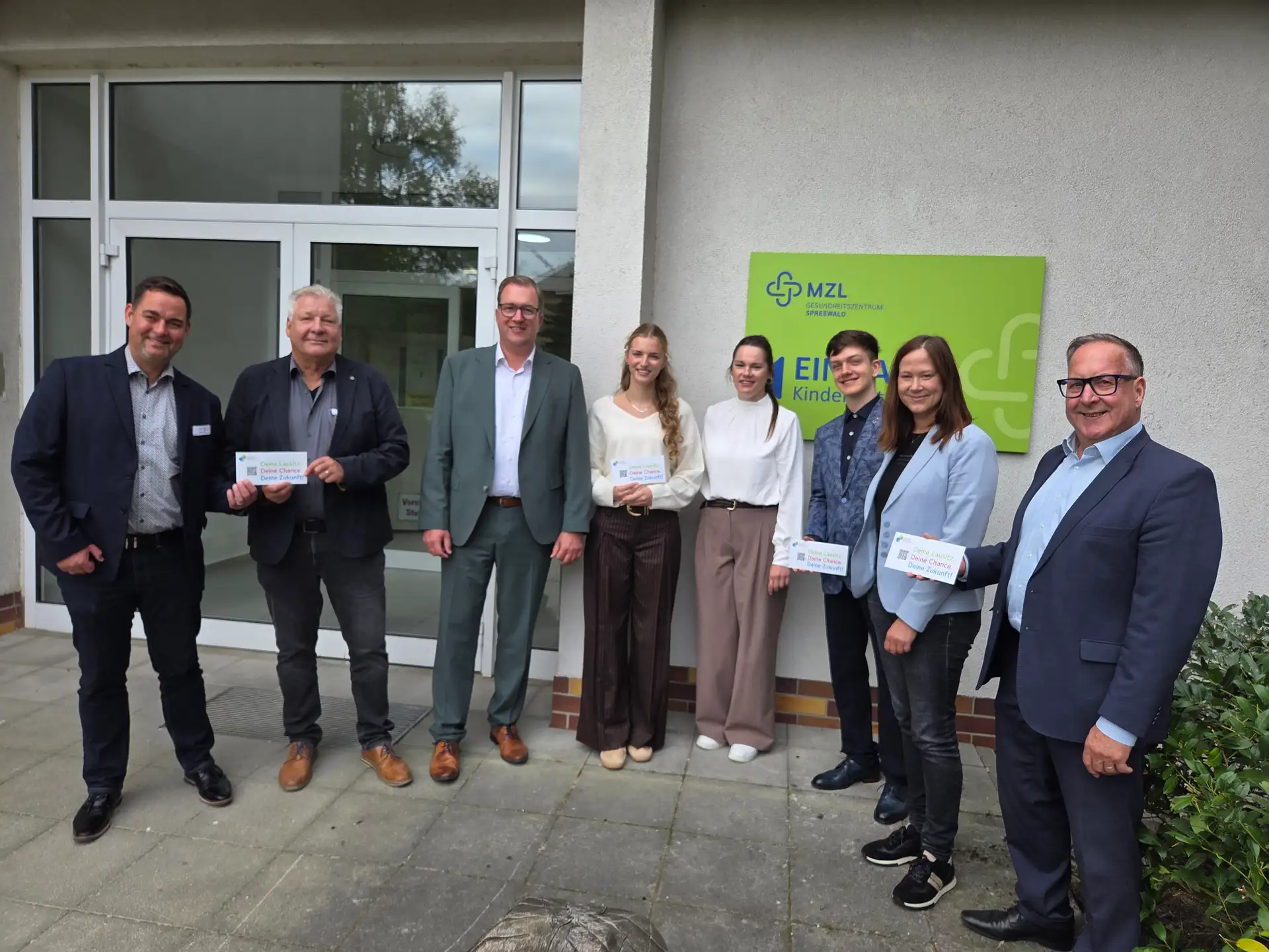 Landrat Alexander Erbert (3.v.l.) erkundigt sich im Rahmen der Unternehmensbesuche über die Gesundheitsversorgung in der Region beim Medizinischen Zentrum Lübbenau.