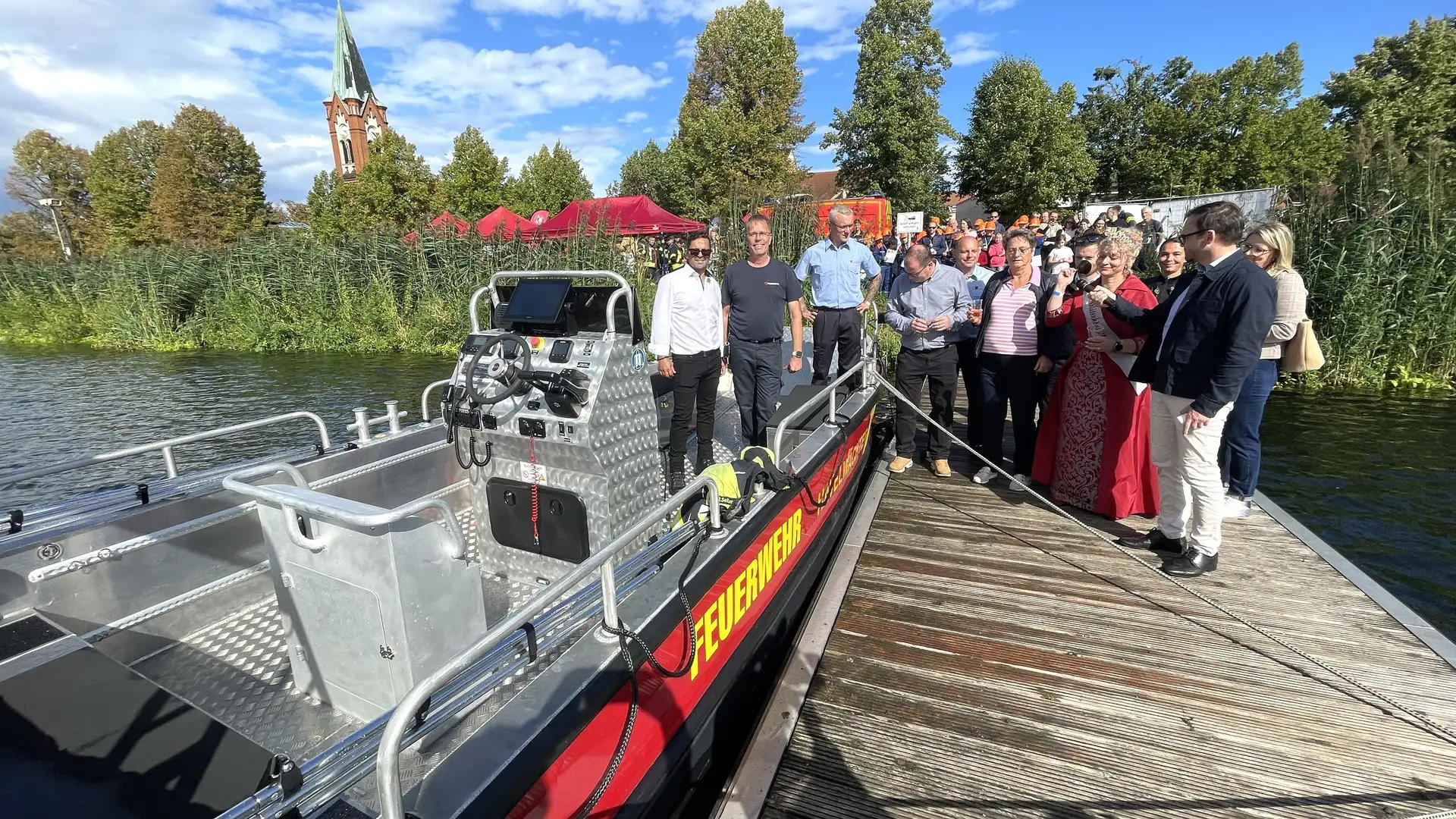 Feuerwehrboot „Havelwächter“ bei der Taufe an der Regattastrecke in Werder (Havel).