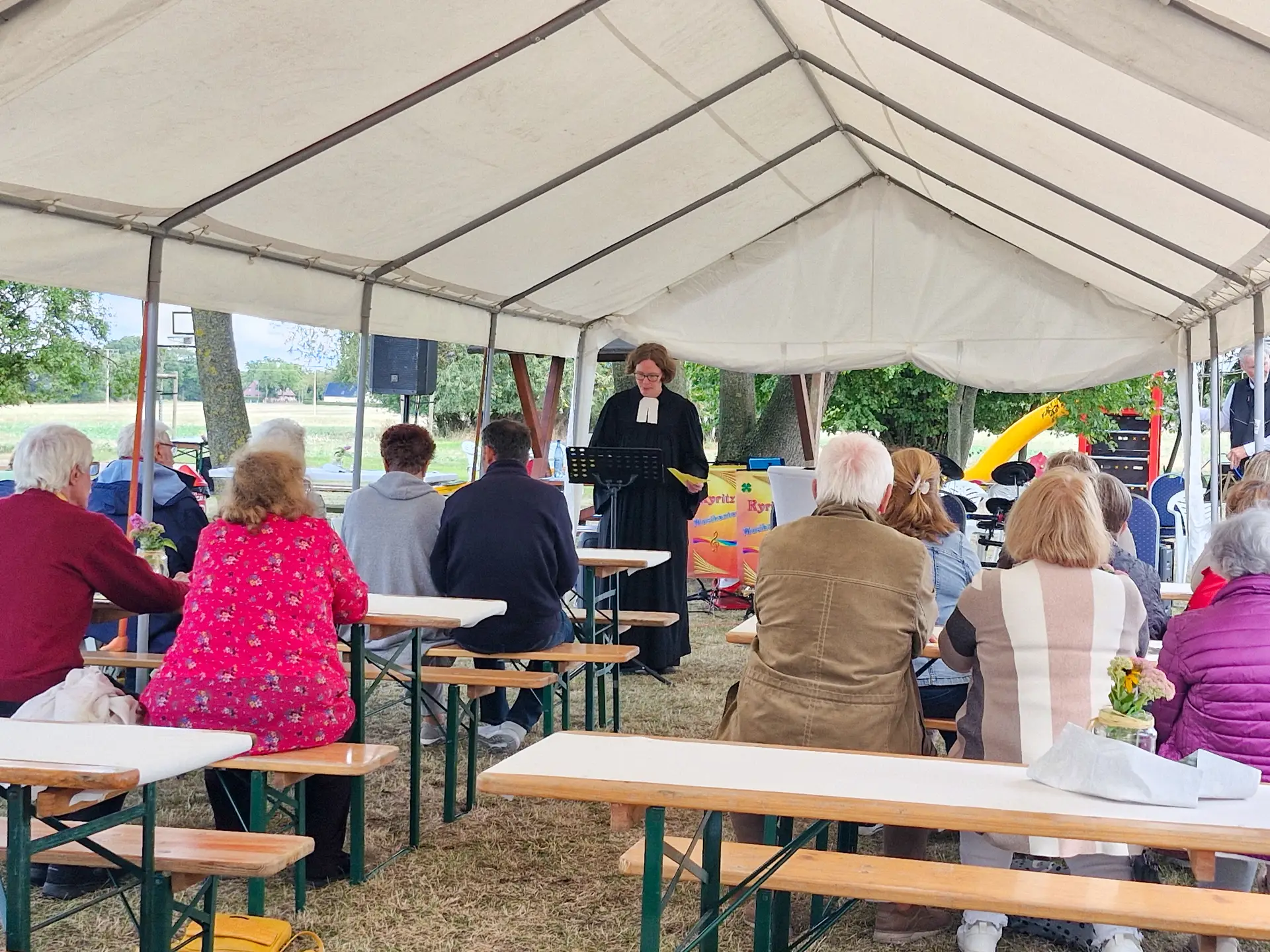 Ein Zauberer sorgte beim Dorffest in Steffenshagen für staunende Kinder.