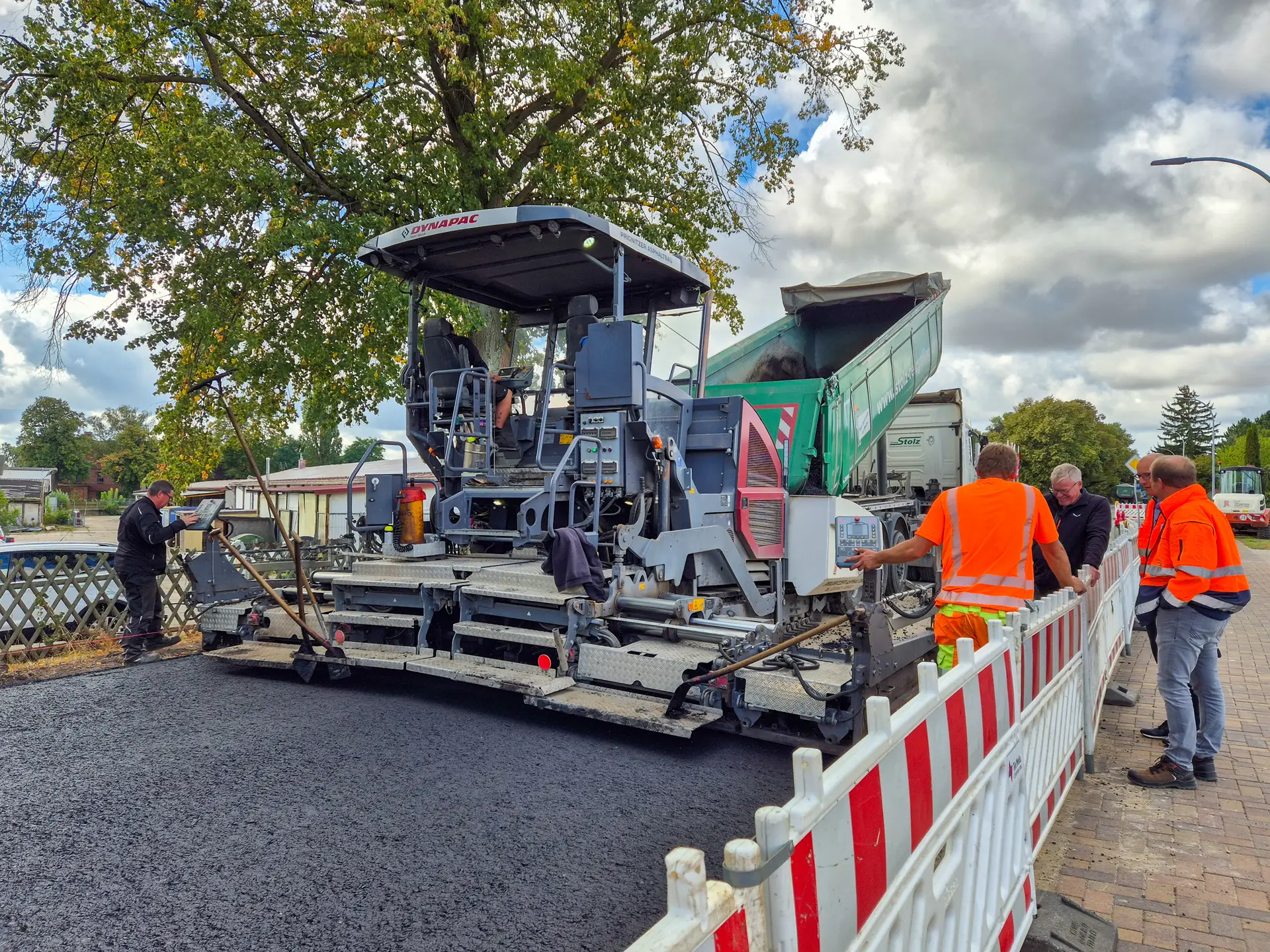 Mit der Spezialmaschine wurde am Mittwoch die Asphalt- tragschicht aufgebracht.