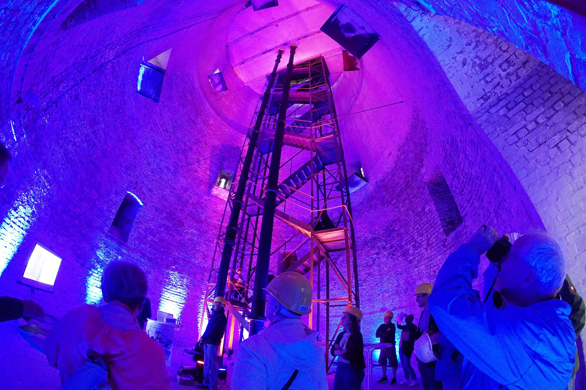Farbig beleuchteter Wasserturm beim Aktionstag „Tag des offenen Denkmals“ in Bernau.