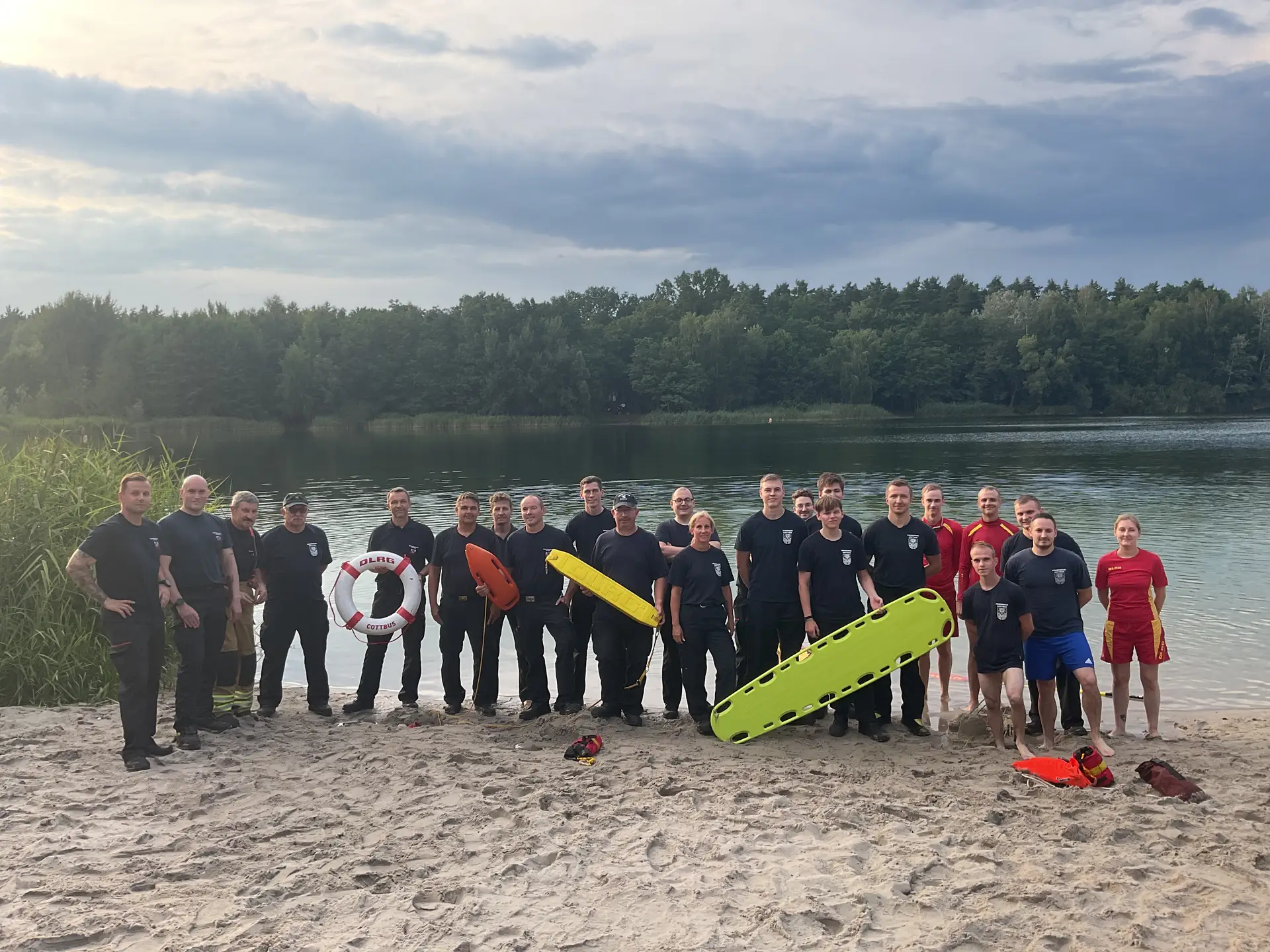 Feuerwehr trainiert Gefahrstoff- und Wasserrettungseinsatz in Cottbus/Chóśebuz