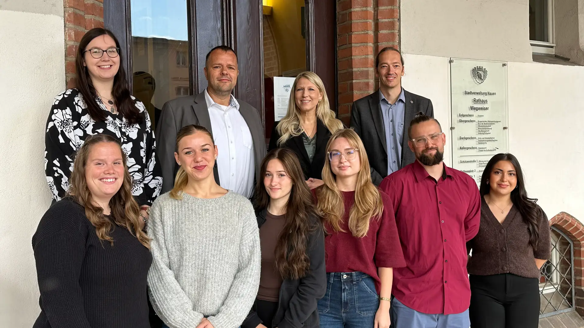 Die neuen Auszubildenden und ihre Ansprechpartnerinnen und Ansprechpartner bei der Stadt Nauen: Vordere Reihe (v.
