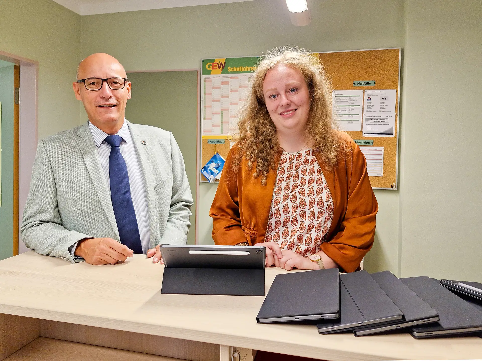 Bürgermeister Dr. Ronald Thiel und Schulleiter Jacob Buhtz bei der Übergabe der Tablets in der Friedrich-Ludwig-Jahn-Grund- schule Pritzwalk.