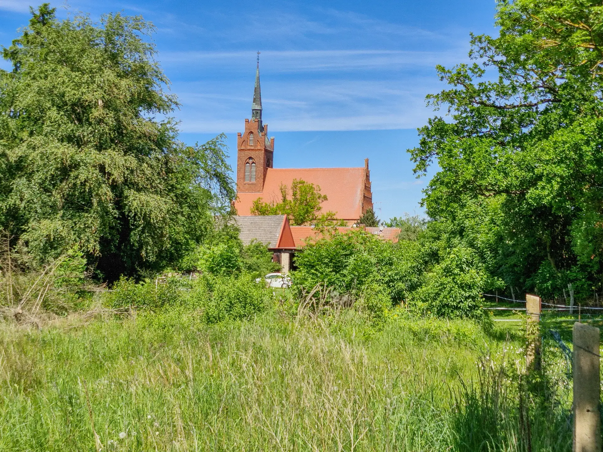 Rings um die Wallfahrtskirche in Alt Krüssow wird am 29. August 2026 das diesjährige Dorffest gefeiert.