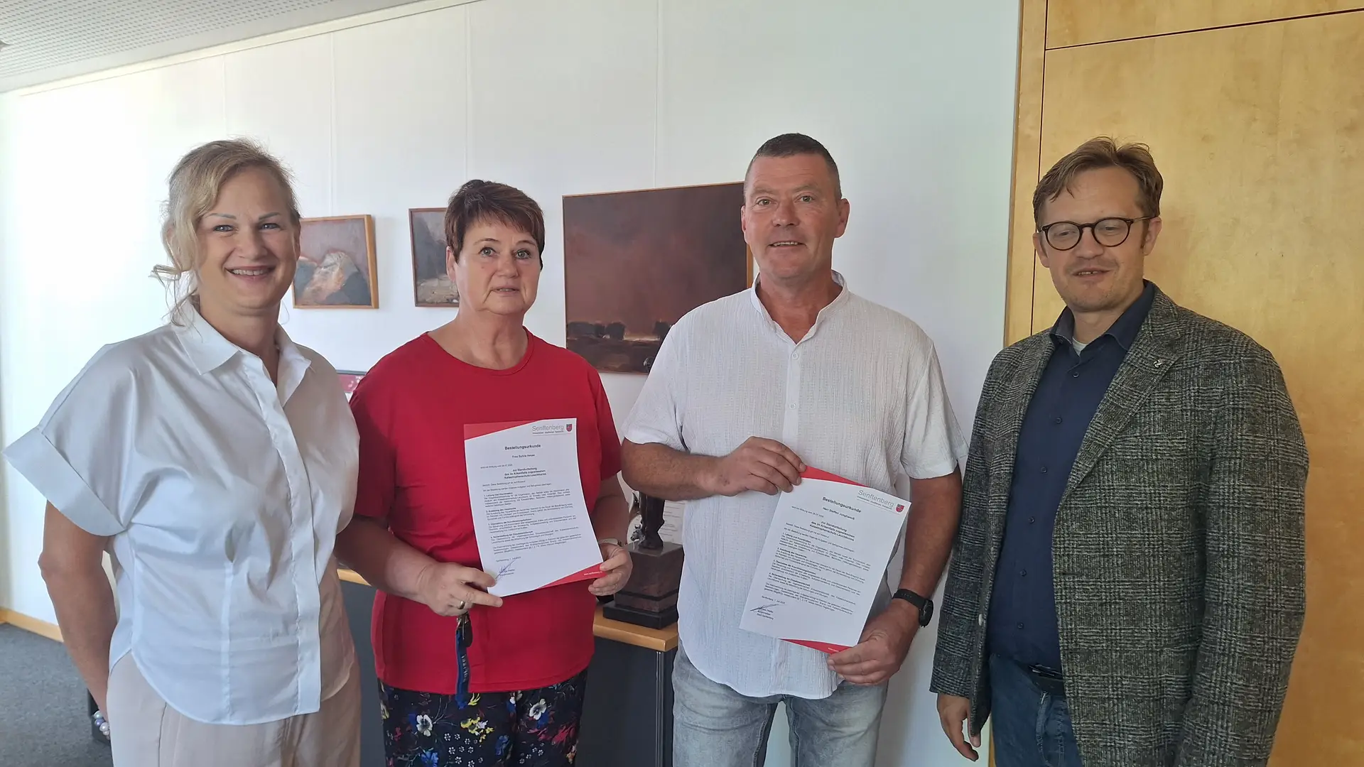 Andrea Budich Bildtext: Bürgermeister Andreas Pfeiffer und Amtsleiterin Beata Jenchen überreichten die Berufungsurkunden an Steffen Junghannß (2.v.r.) und Sylvia Hesse (2.v.l.).