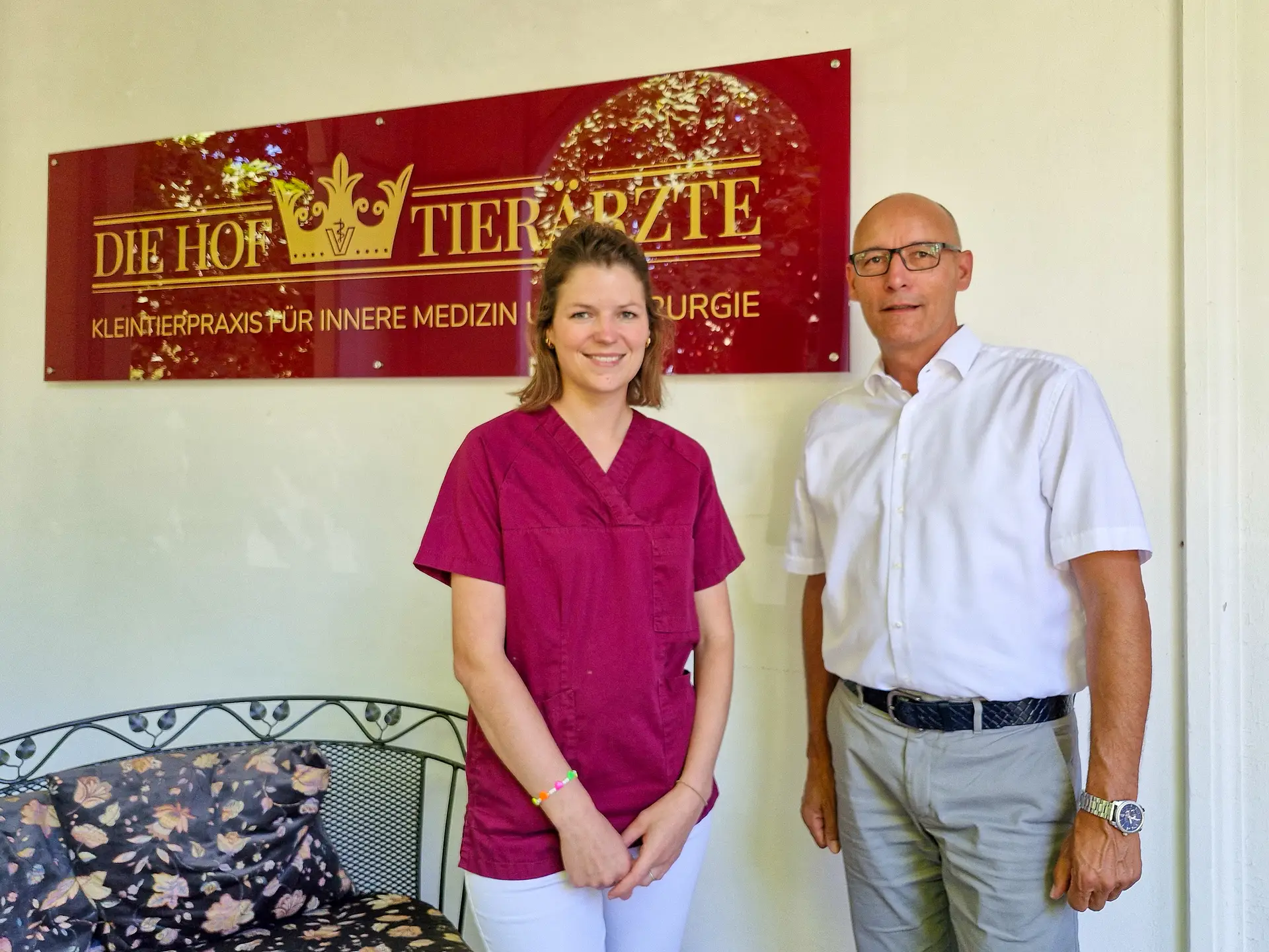 Bürgermeister Dr. Ronald Thiel wünschte Praxisleiterin und Tierärztin Julia Thießen viel Erfolg für den weiteren Weg der Tierarzt- praxis in Pritzwalk.