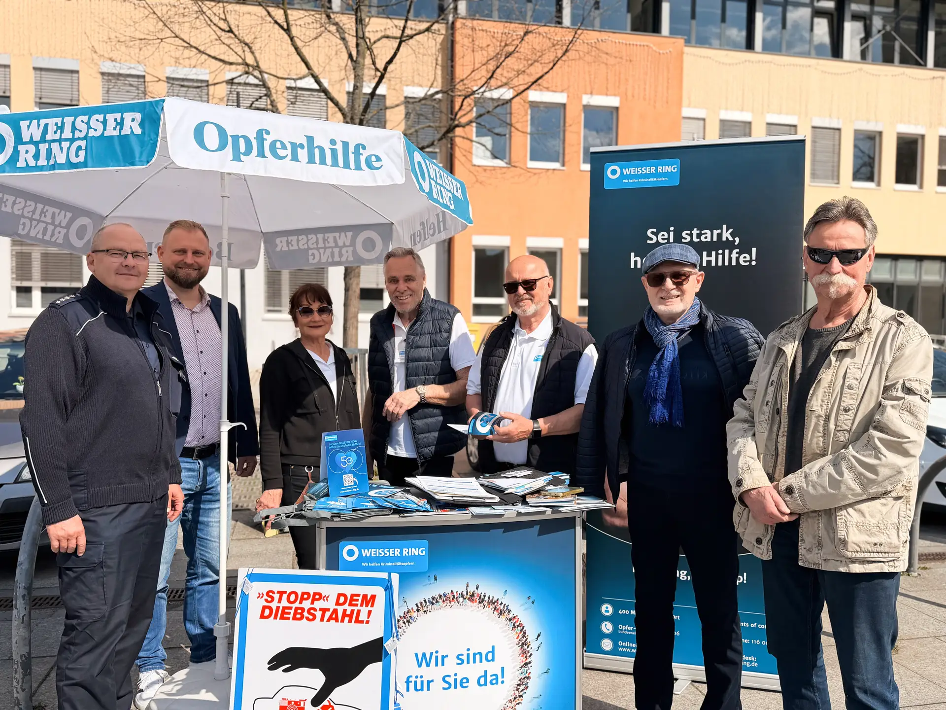 Dialog auf dem Wochenmarkt: Polizei, Weißer Ring und Verwaltung „hören zu“
