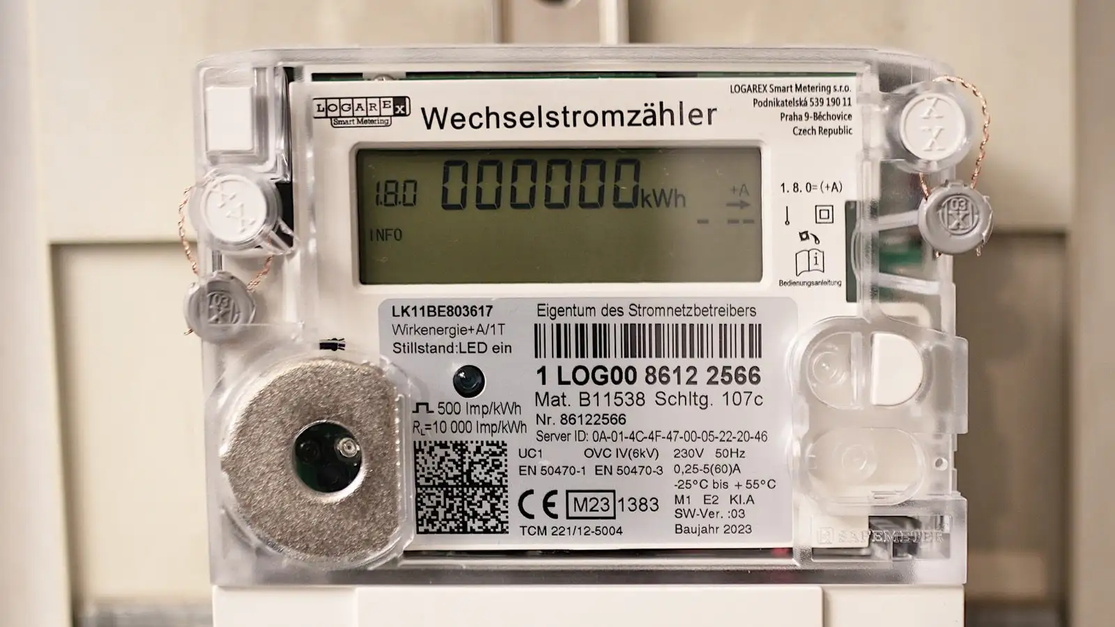 Digitaler Stromzähler mit Verbrauchsanzeige in Kilowattstunden.