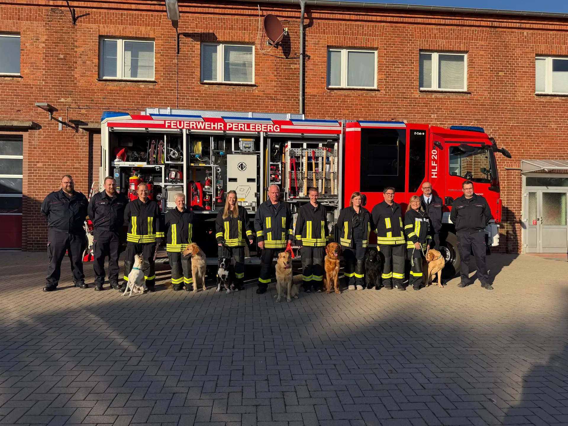 Feuerwehr Perleberg | Die Rettungshundestaffel der Feuerwehr mit der Wehrführung.