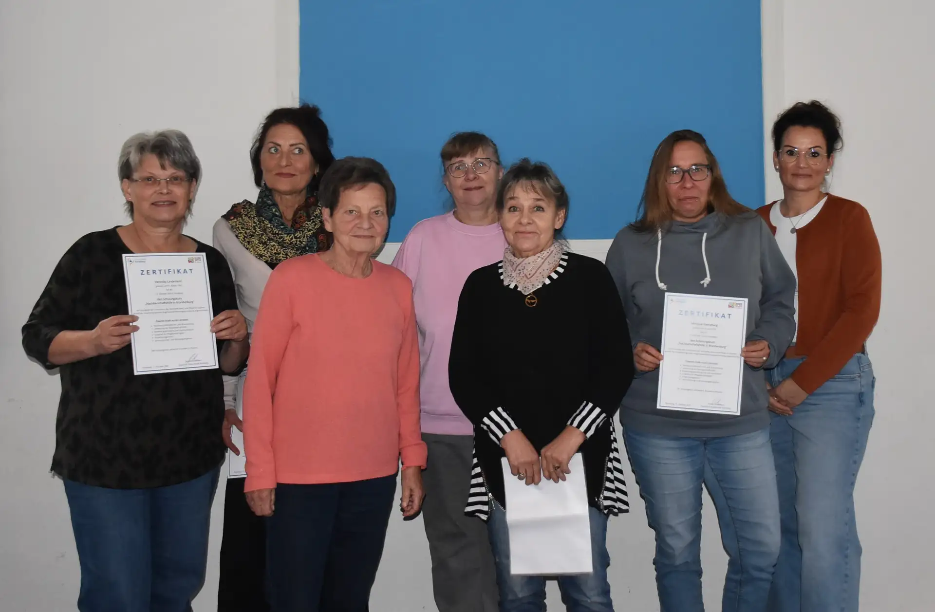 M. Engelmann | Die Teilnehmer der Nachbarschaftshilfeschulungen am 16. Oktober mit ihren Zertifikaten und „Pflege vor Ort“-Koordinatorin Nicole Lindemann (rechts).