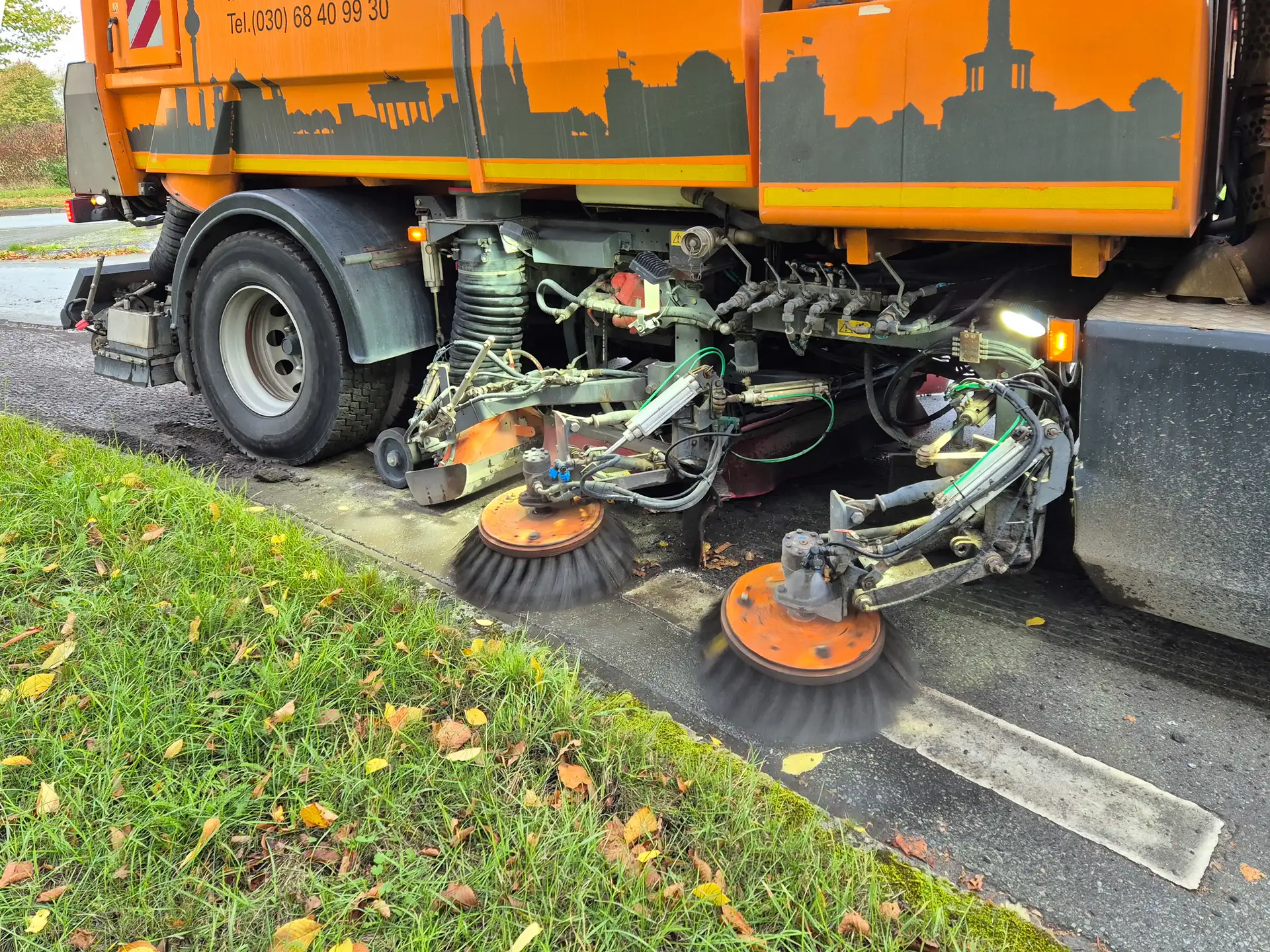 Langsam, aber laut arbeitetet sich die Asphaltfräse durch die Straße Fürststücken in Richtung Kreisverkehr.