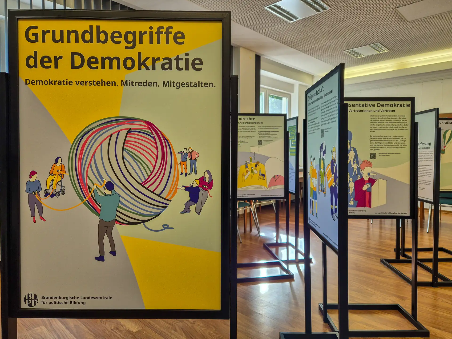 Auf anschaulichen Tafeln werden die „ Grundbegriffe der Demokratie “ erklärt.