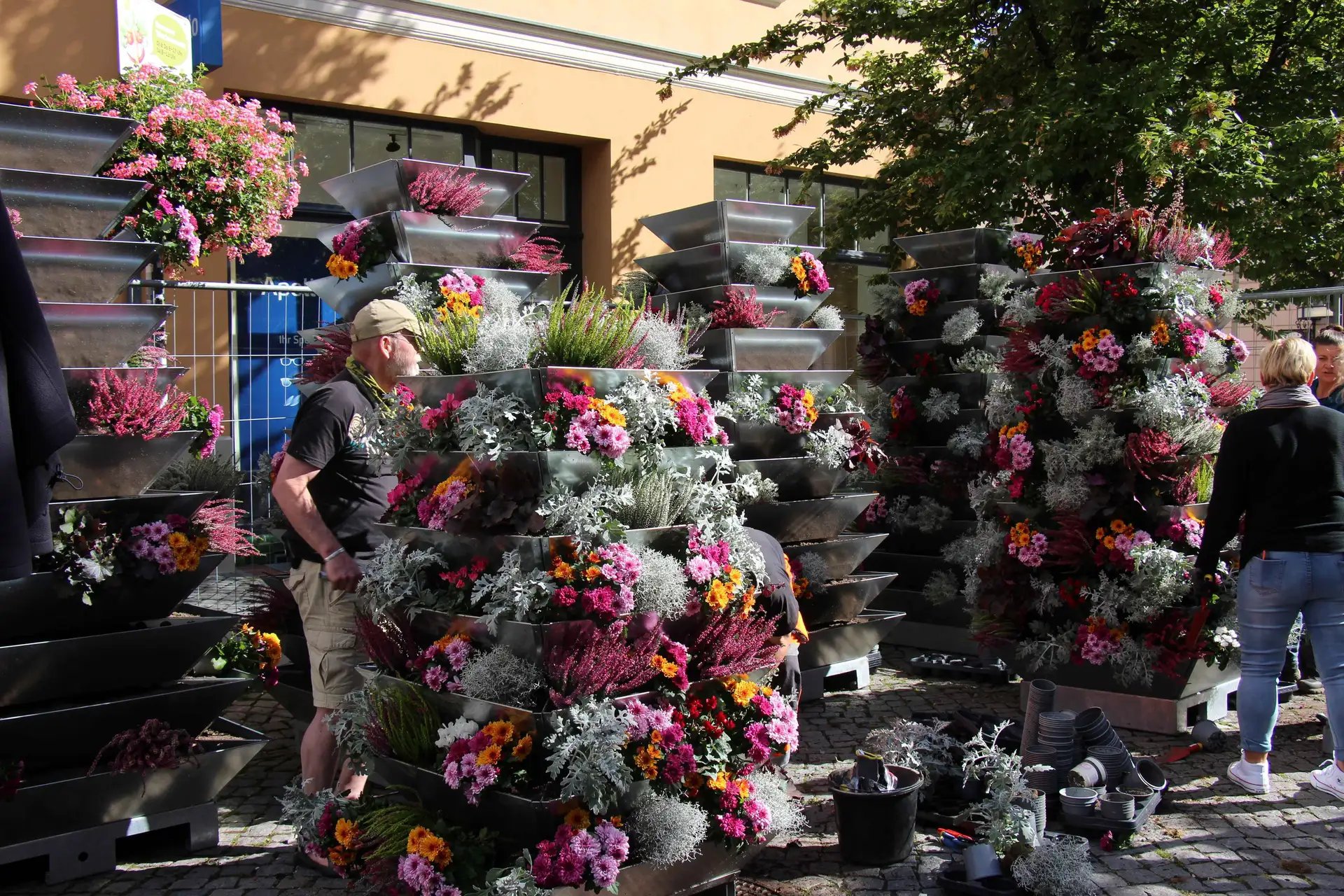 Blumenkübel in der Bürgermeisterstraße mit bepflanzten Pflanzengefäßen.