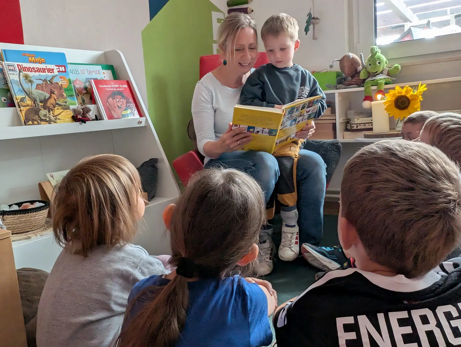 Die Leiterin der Kindertagesstätte freut sich stellvertretend für alle Kinder des Hauses und ihr Team über die Auszeichnung mit dem "Gütesiegel Buchkita“.