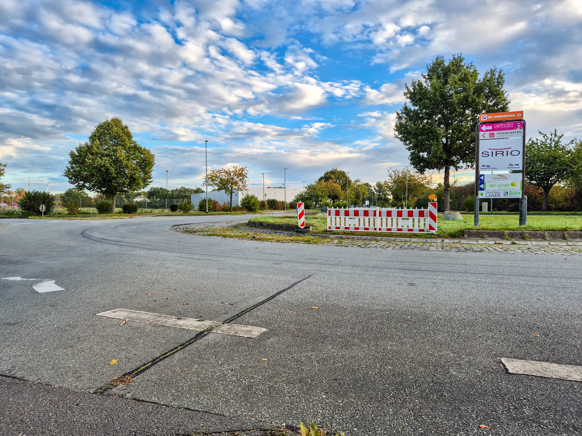 Der Kreisverkehr im Gewerbepark Prignitz in Falkenha- gen ist kaputt. Jetzt wird er saniert.