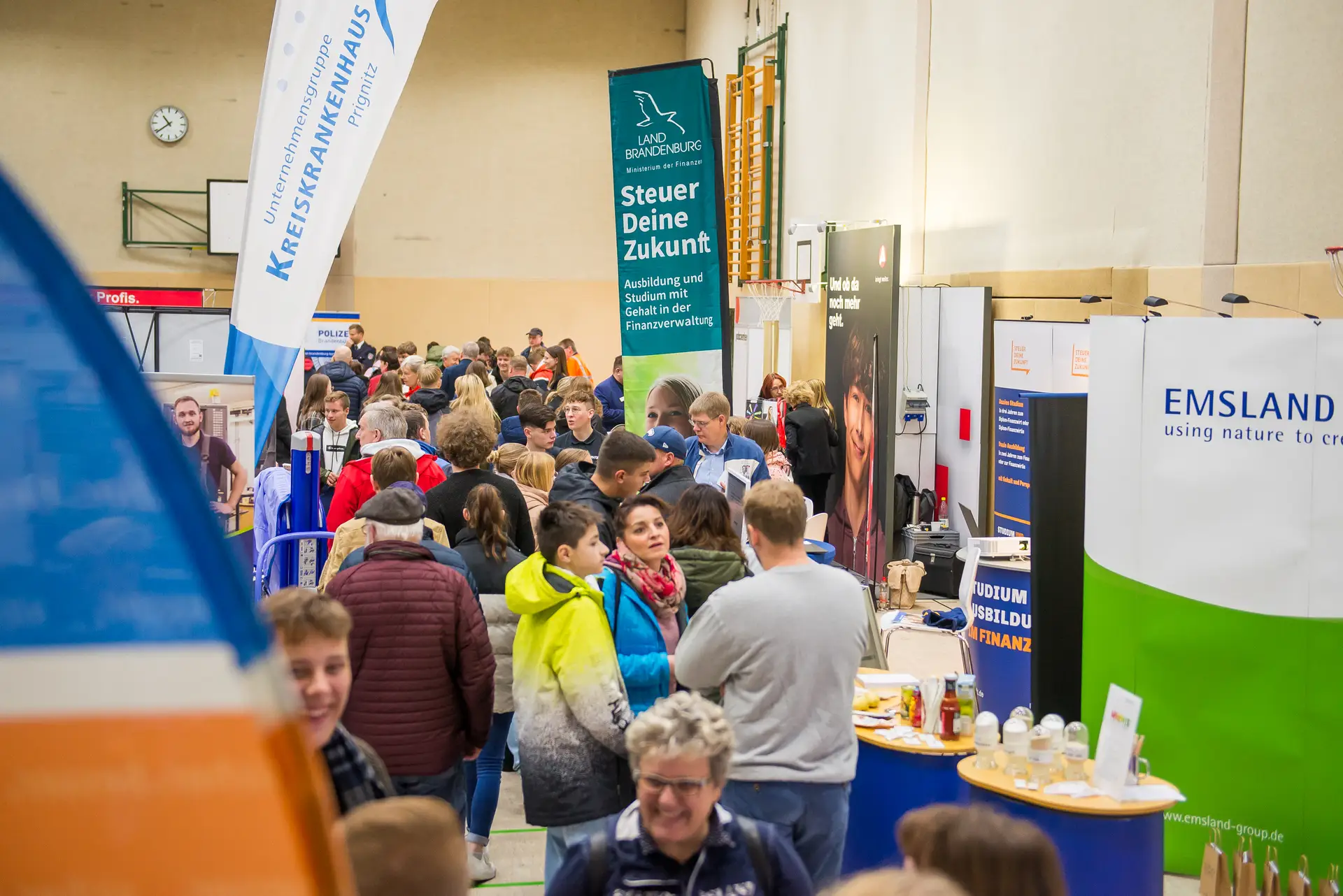 Rolandstadt Perleberg/Renè Hill | Großes Interesse herrscht alljährlich bei der GO! - Prignitzer Messe für Ausbildung, Studium und Beruf in der Rolandhalle.