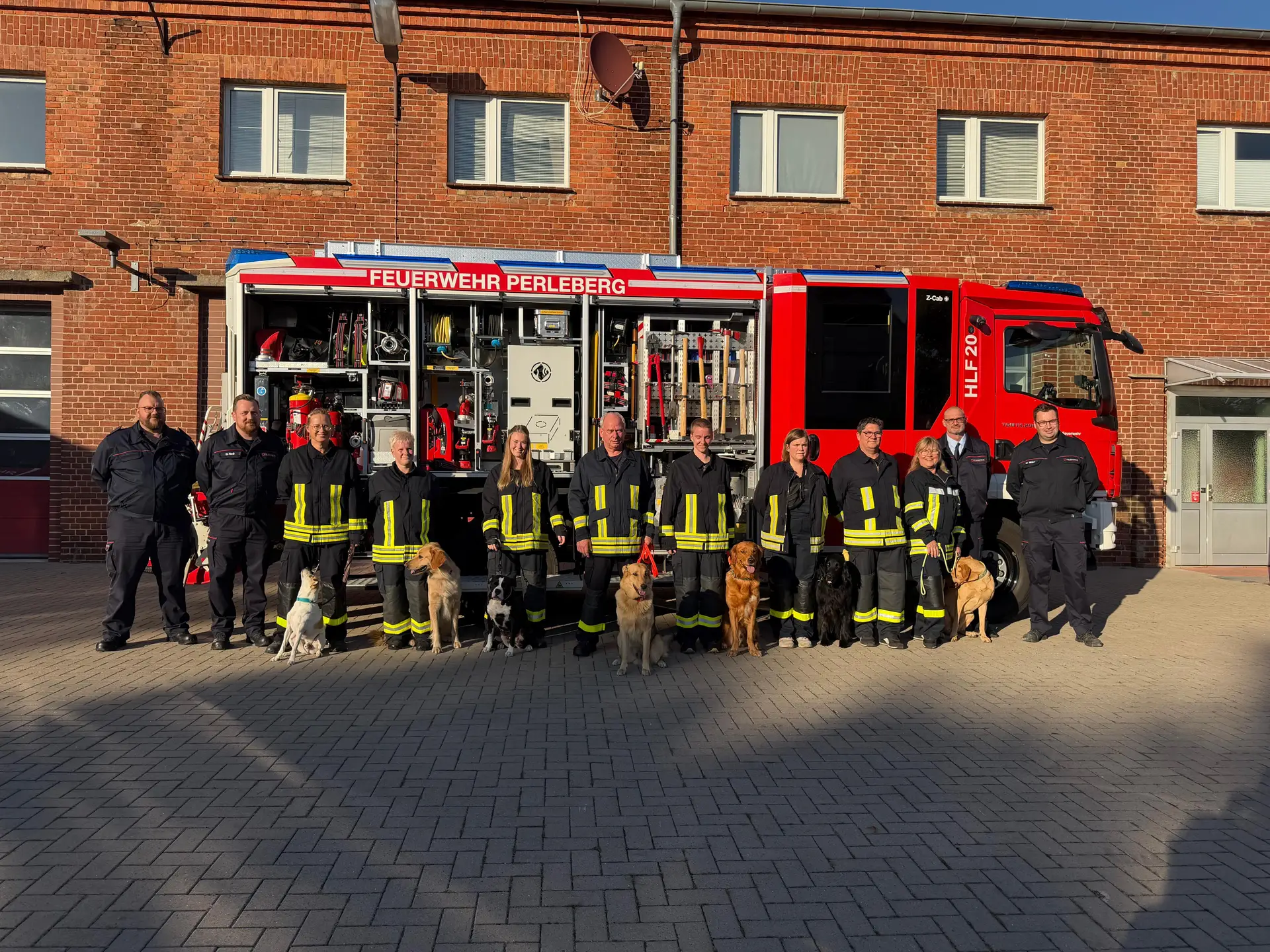 Feuerwehr Perleberg | Die Rettungshundestaffel der Feuerwehr mit der Wehrführung.