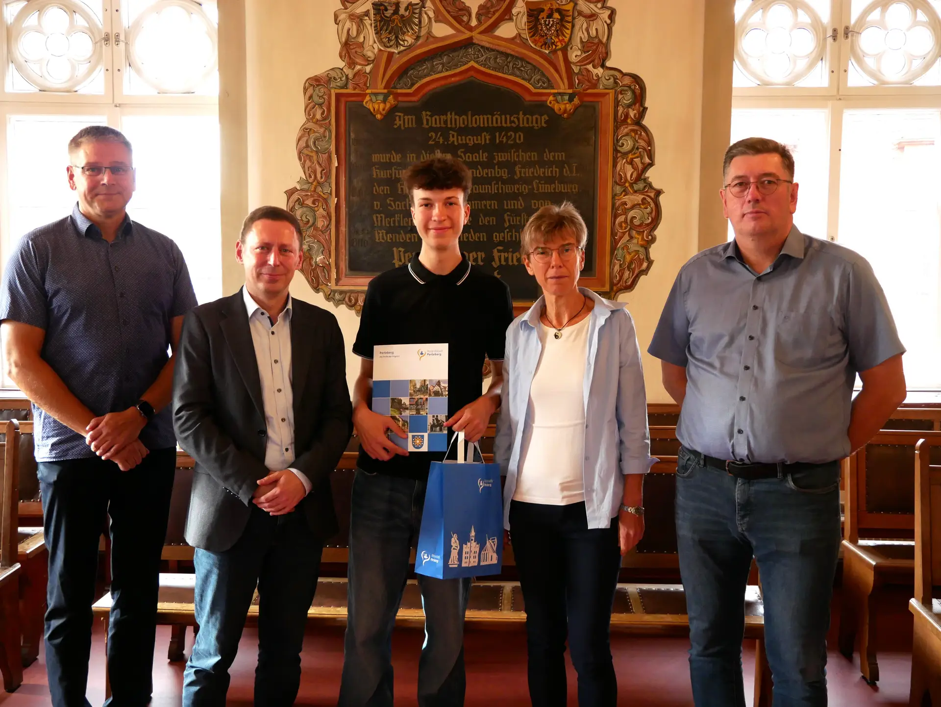 Rolandstadt Perleberg/Renè Hill | Bürgermeister Axel Schmidt (2.v.l.), Marcus Bethmann (links) und René Glaeser (rechts) ehren Tom Weichelt (Mitte), der mit seiner Mutter Anette Dennin in Rathaus gekommen ist.