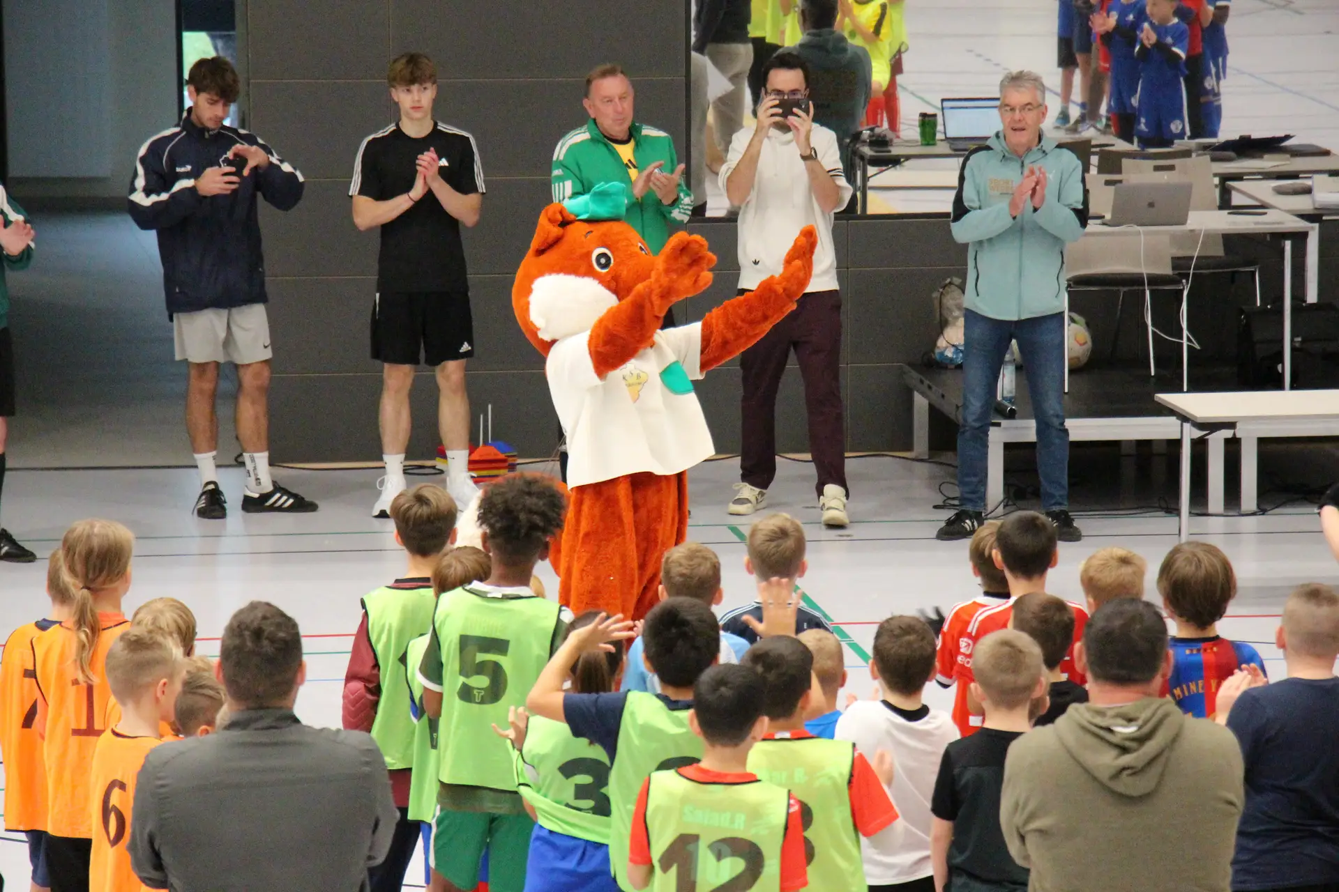 Das Maskottchen Barnike begrüßt die Spielerinnen und Spieler zum Turnier.