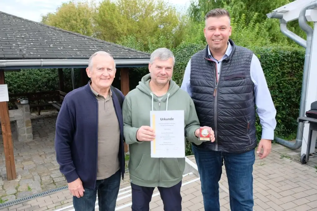 Oliver Köster | Reinhard Arndt, Ehrenmitglied des Ehrenrates des Brandenburgischen Judoverbandes, Hartmut Voigt mit der Goldenen Ehrenmedaille und Martin Neumann, Vereinsvorsitzender des SV Blau-Weiß Perleberg (v-l.n.r.) .