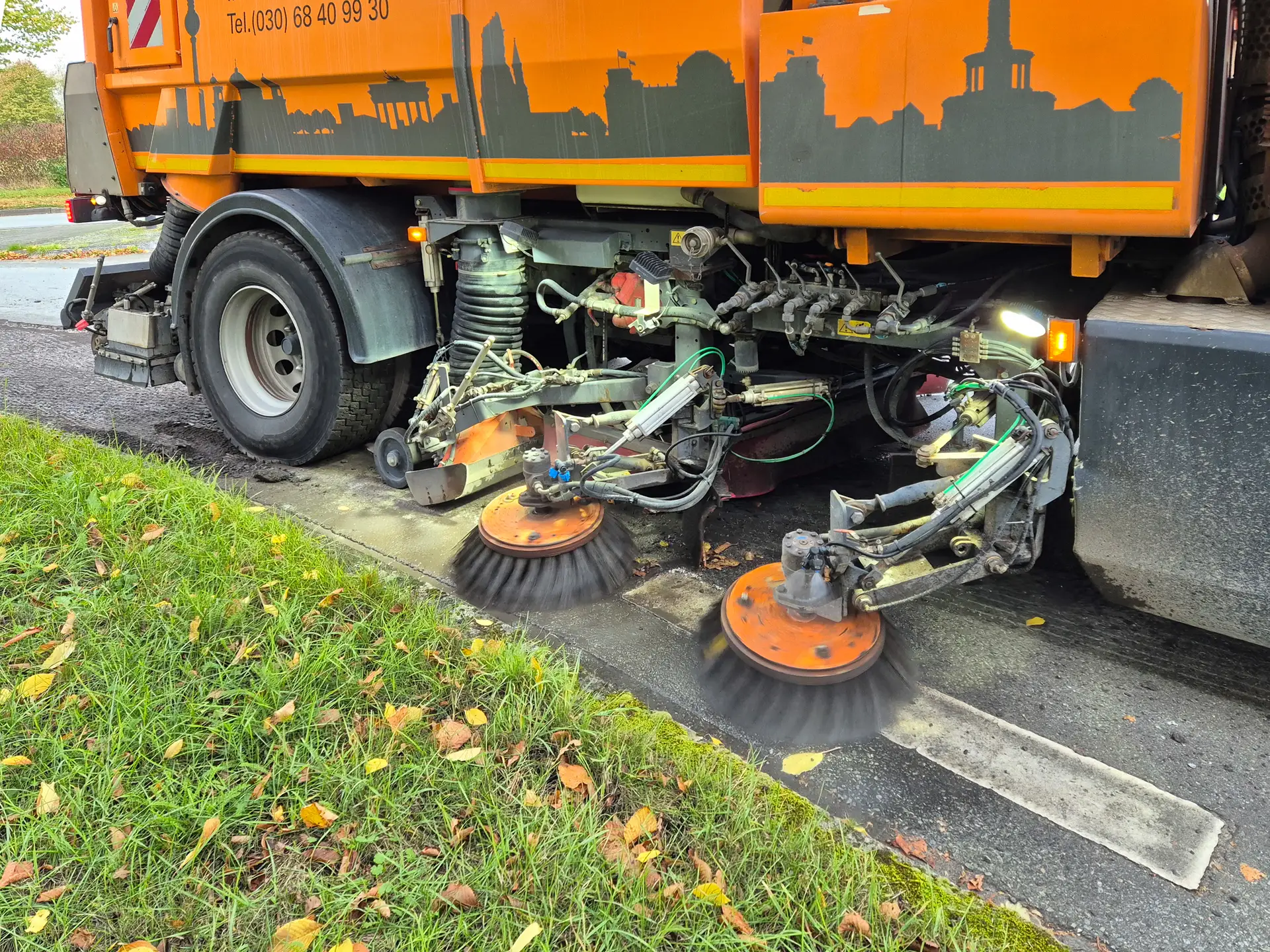Langsam, aber laut arbeitetet sich die Asphaltfräse durch die Straße Fürststücken in Richtung Kreisverkehr.
