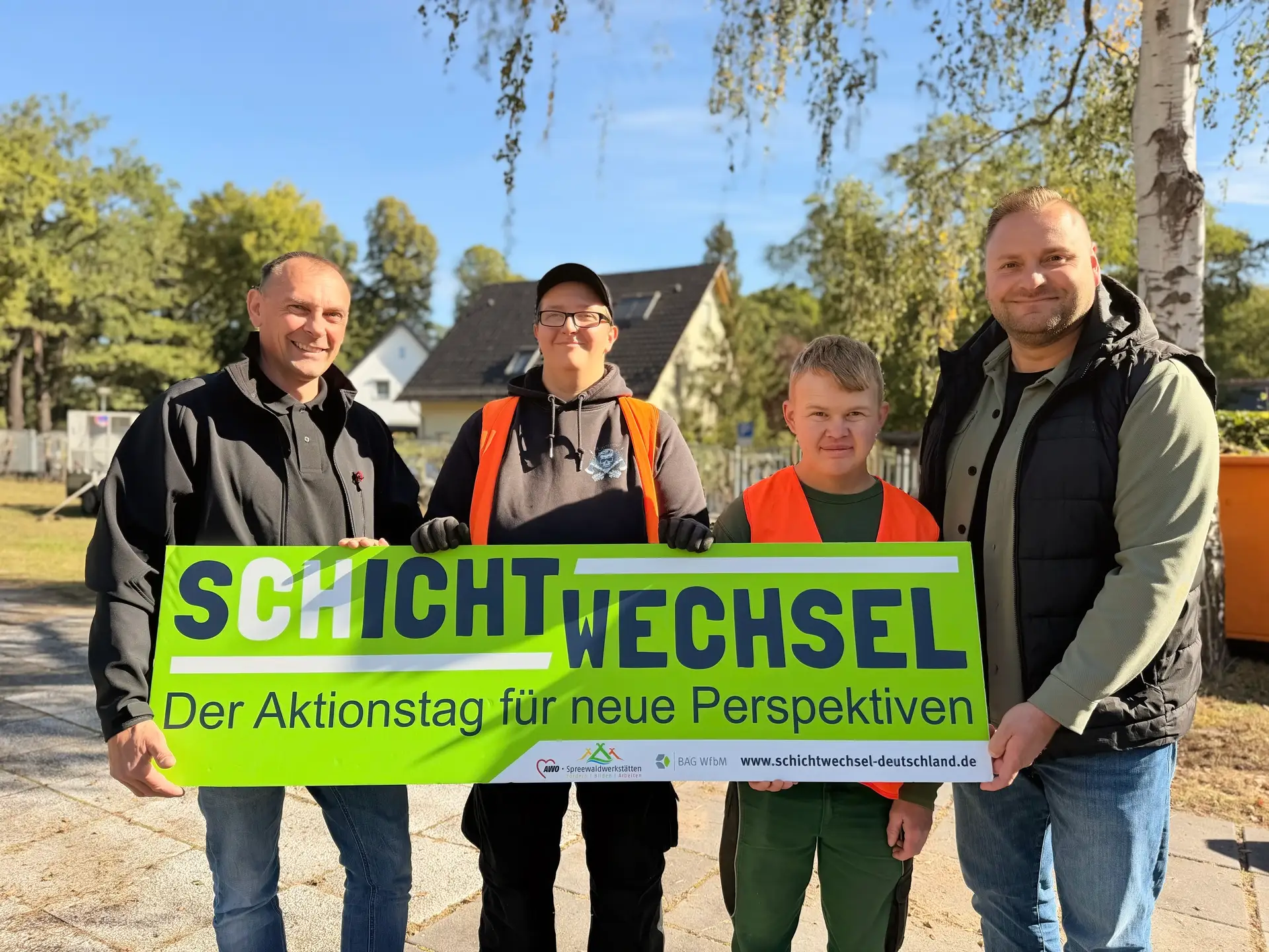 Drei Personen bei einem Arbeitsplatz- bzw. Arbeitsschnuppertag im Rahmen des „S(ch)ichtwechsel“-Aktionstags in Lübben.