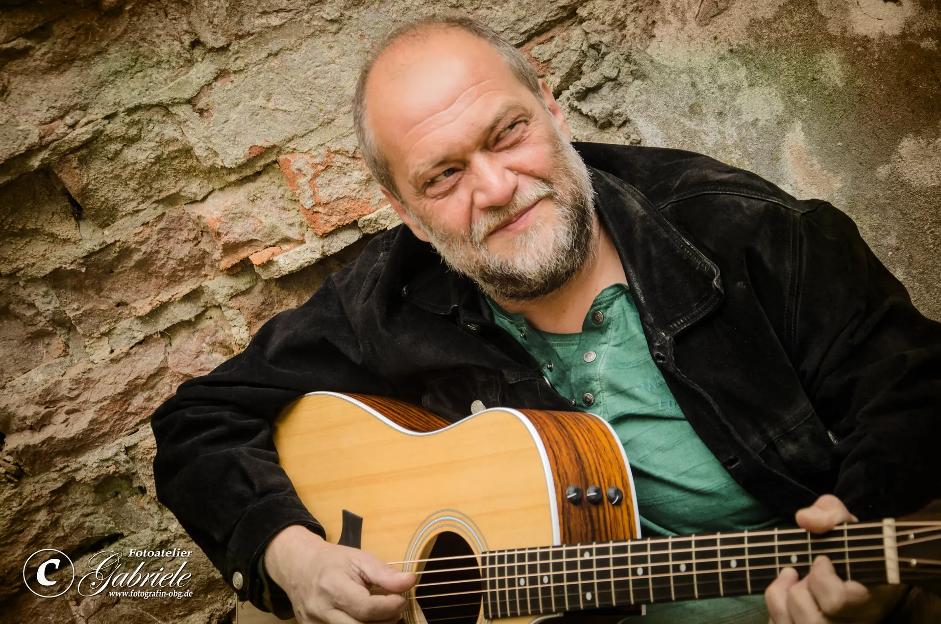 Zum Abschluss der diesjährigen musikalischen Wochenmarktreihe „MUSIK IM KORB“ musiziert der Bernauer Folkmusiker Uli Kirsch.