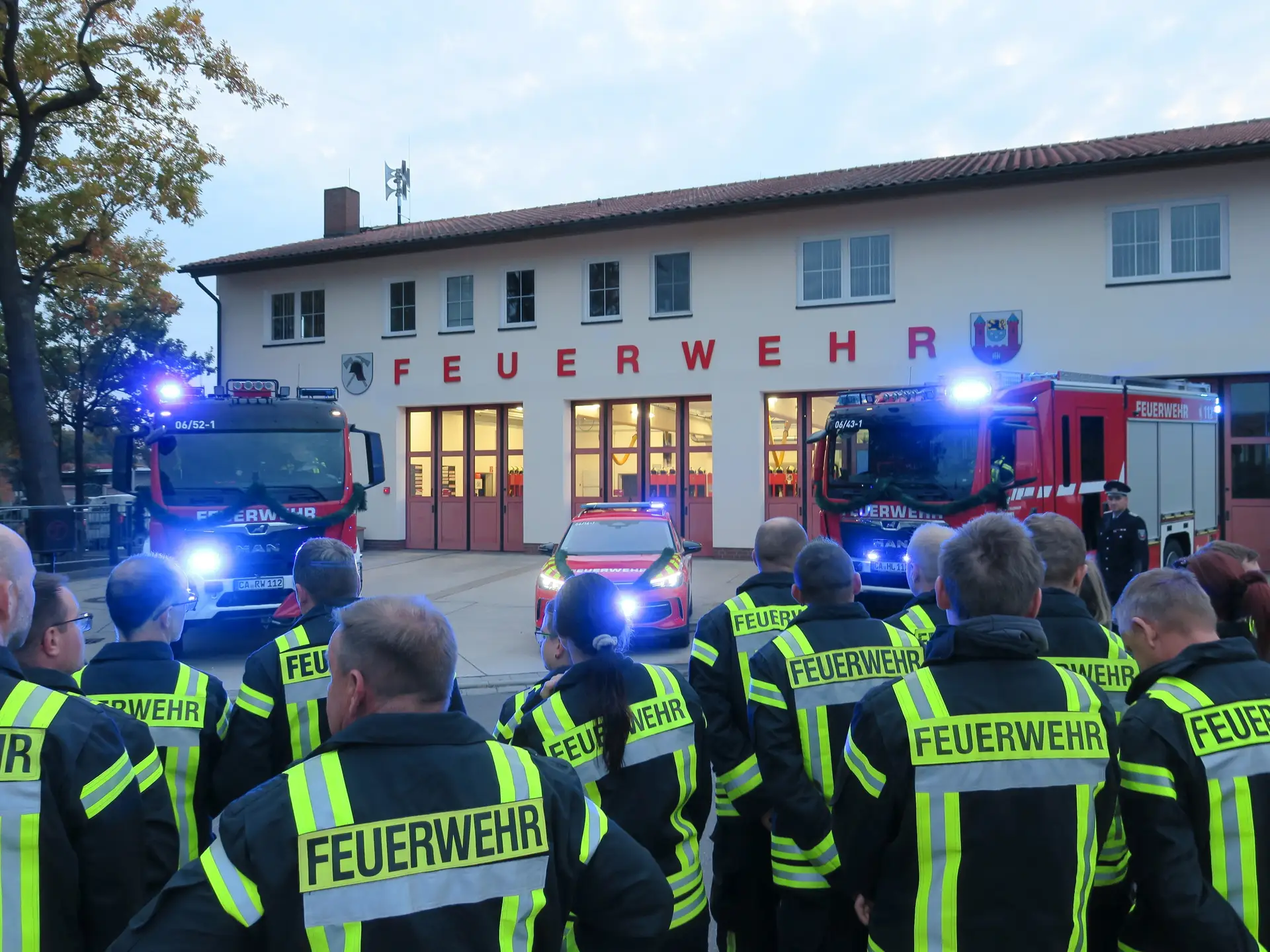 Rund 50 Kameradinnen und Kameraden der Calauer Ortswehr stehen zur feierlichen Schlüsselübergabe angetreten.