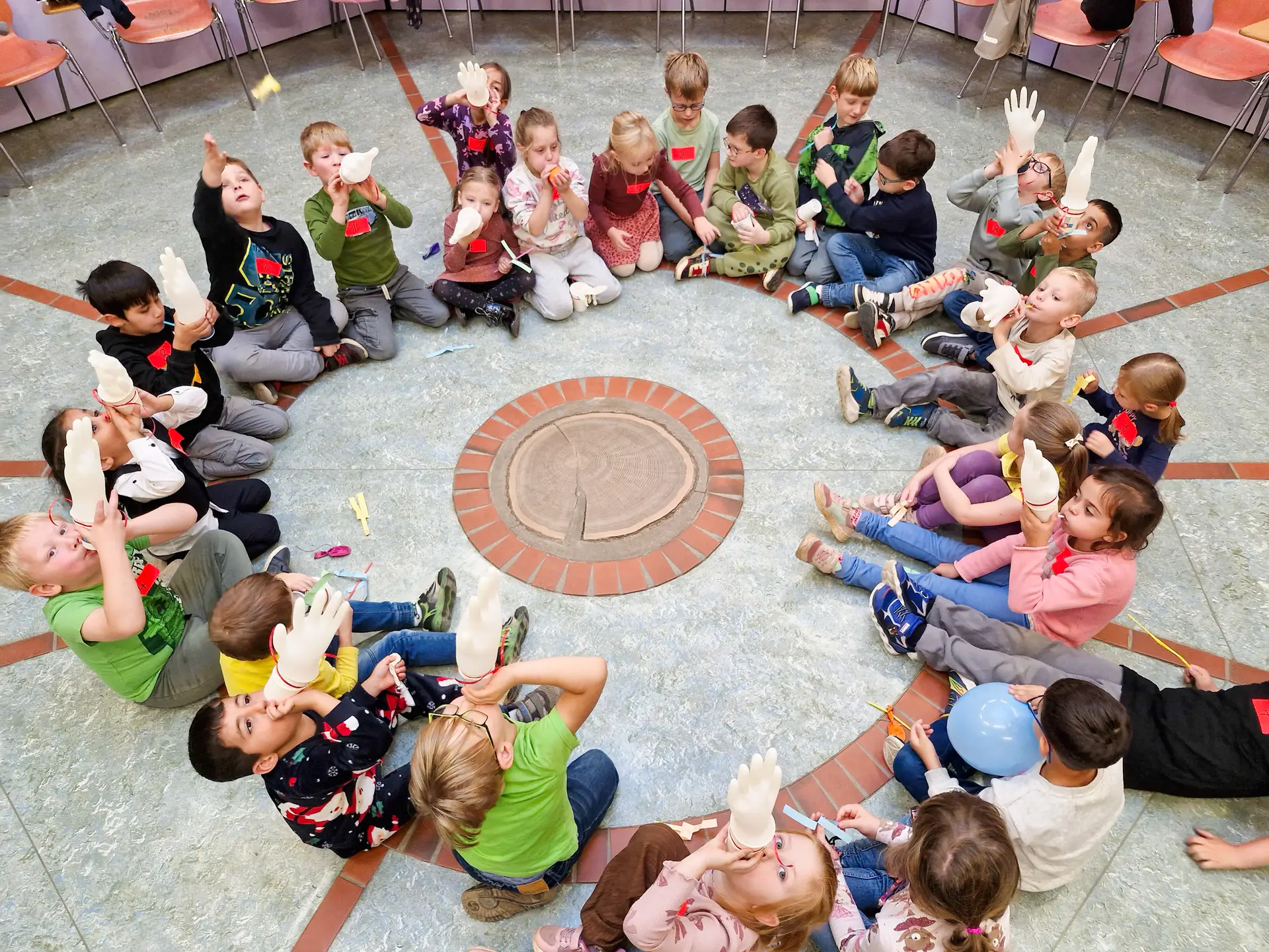 Die Vorschüler der Kita Tausendfüßler waren beim Expe- rimentiertag zum Thema Luft in der Quandtschule.