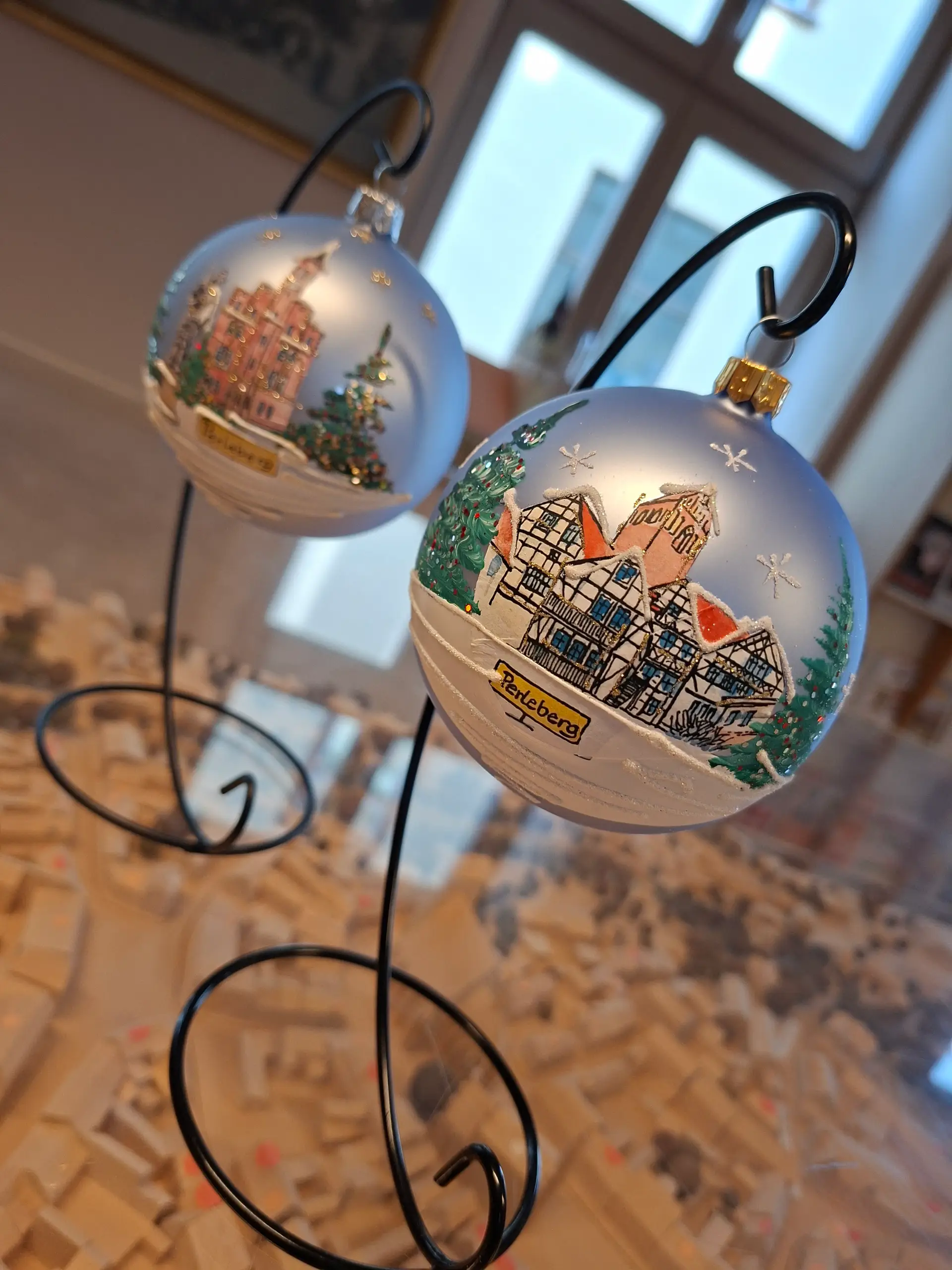Rolandstadt Perleberg/Nicole Drescher | Die neue Perleberger Weihnachtskugel hat den Mönchort als Motiv.