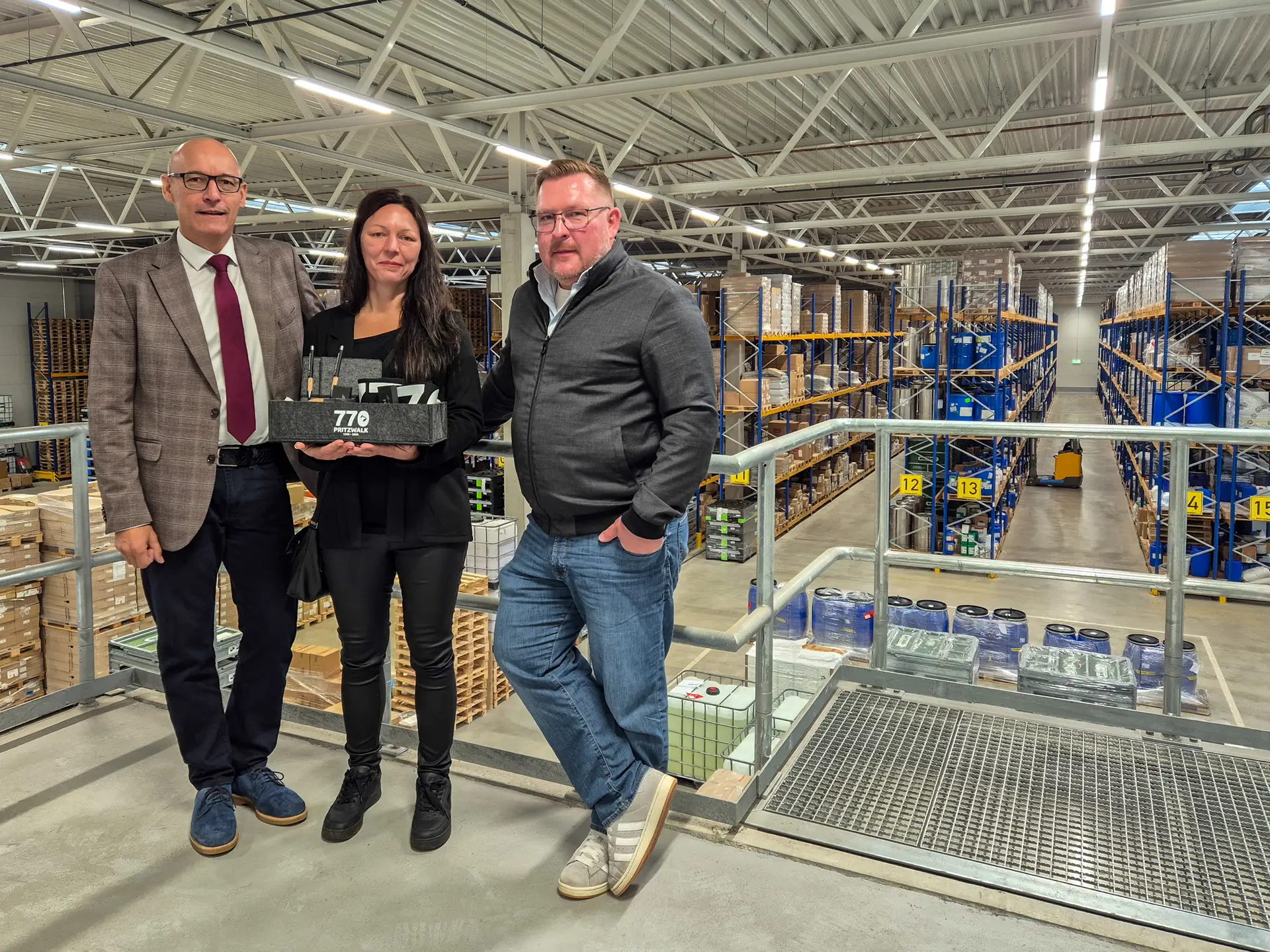 Bürgermeister Dr. Ronald Thiel, Geschäftsführerin Na- dine Behrens und Inhaber Robert Schulze in der Promix-Lagerhalle in Fal- kenhagen.