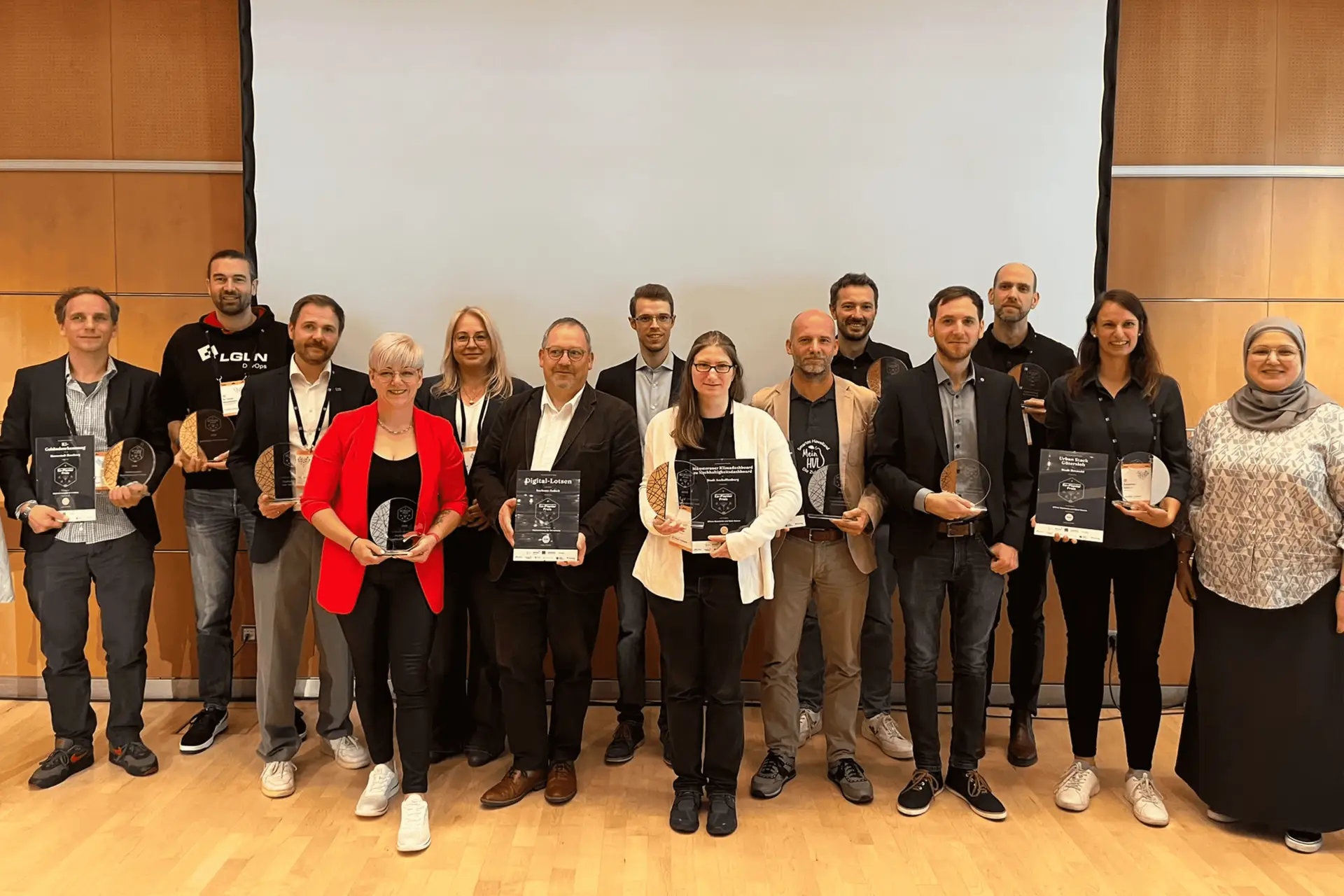Gruppenaufnahme von Preisträgerinnen und Preisträgern im Rahmen des Ko-Pionier-Preises.