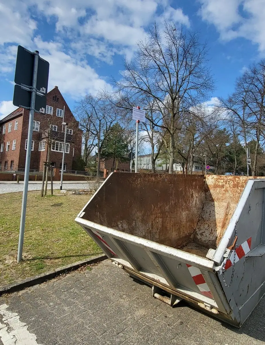 Container für die Entsorgung von Laub der Straßenbäume.